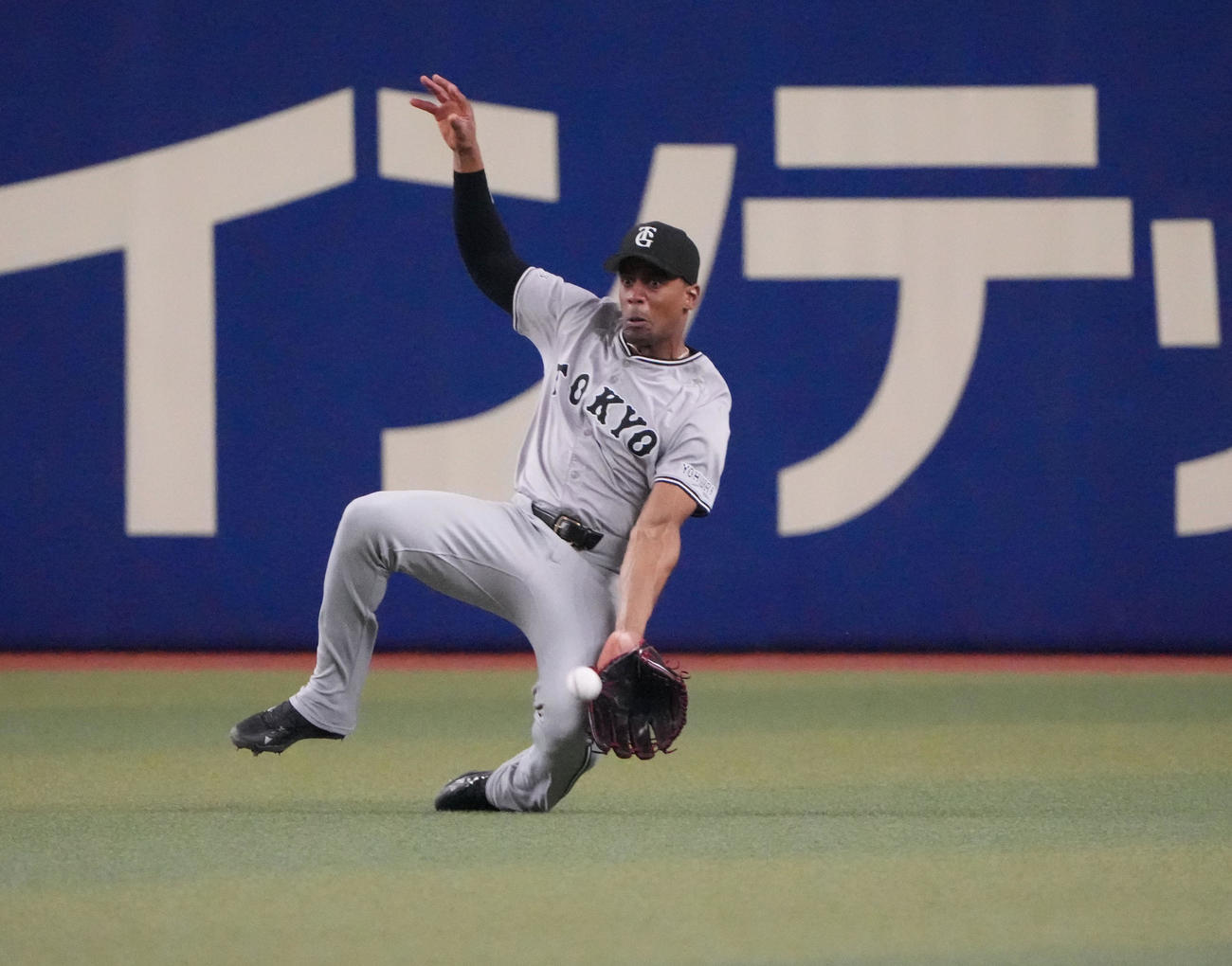 中日対巨人　5回裏中日1死、木下の打球に飛び込むヘルナンデス（撮影・森本幸一）