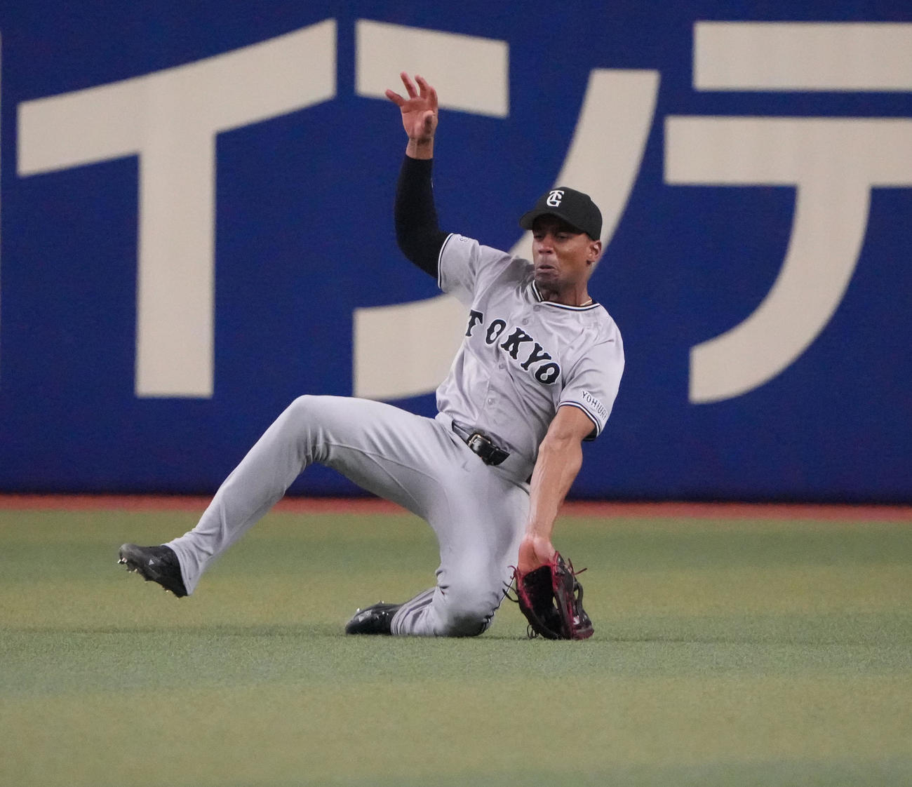 中日対巨人　5回裏中日1死、木下の打球に飛び込むヘルナンデス（撮影・森本幸一）