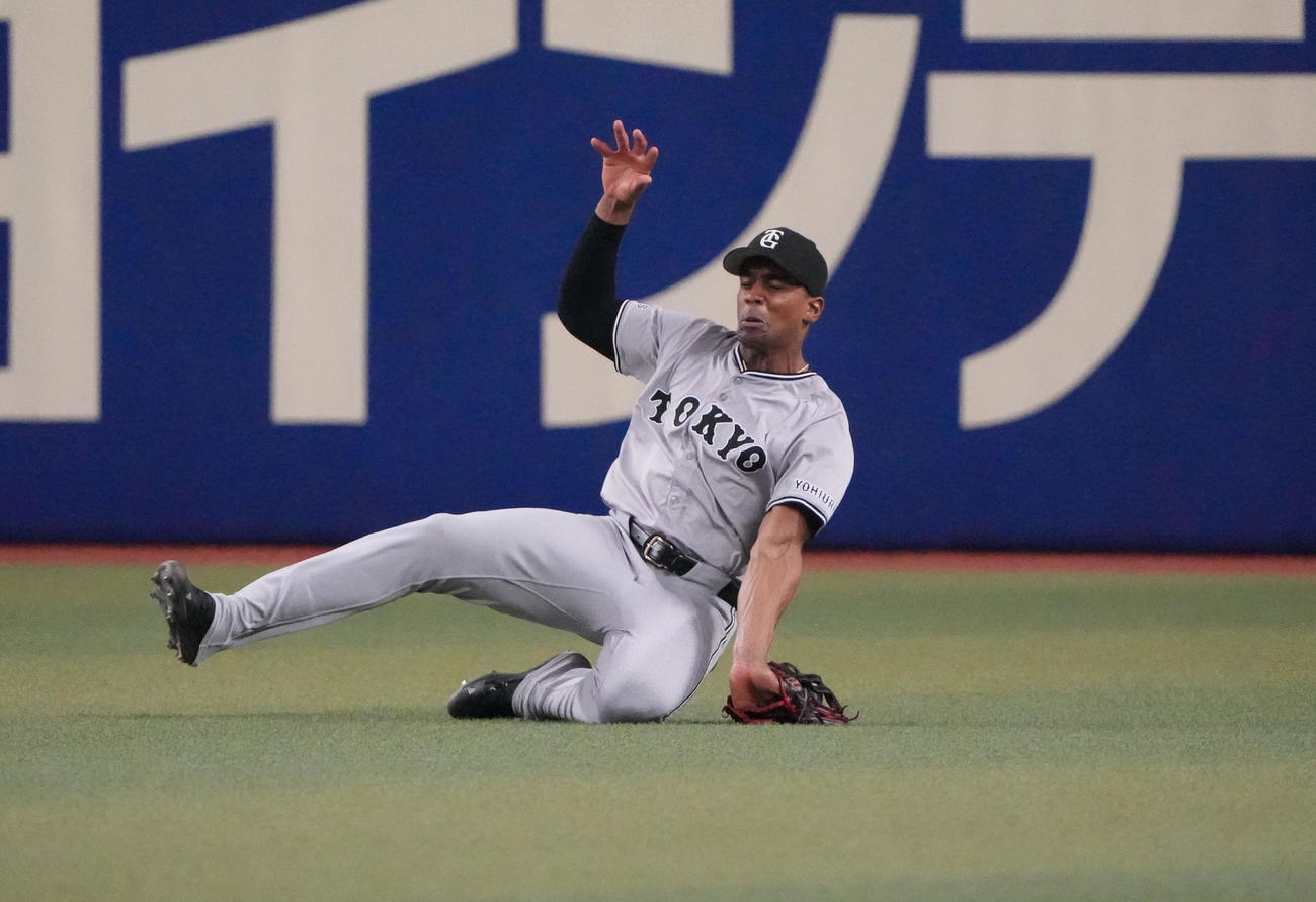 中日対巨人　5回裏中日1死、木下の打球に飛び込み左手を強打するヘルナンデス（撮影・森本幸一）