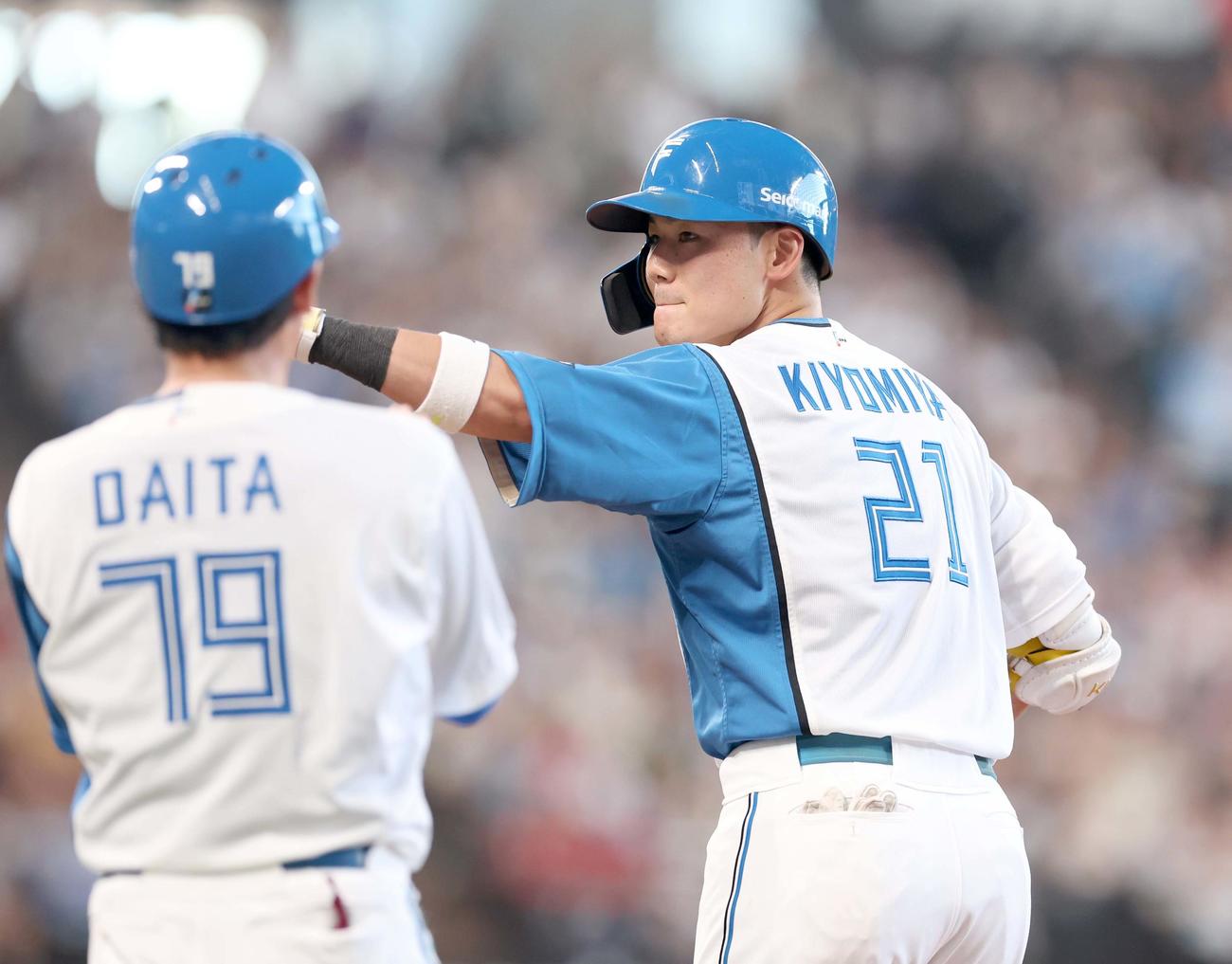 日本ハム対西武　6回裏日本ハム2死満塁、右前2点適時打を放ちポーズをとる清宮（撮影・黒川智章）