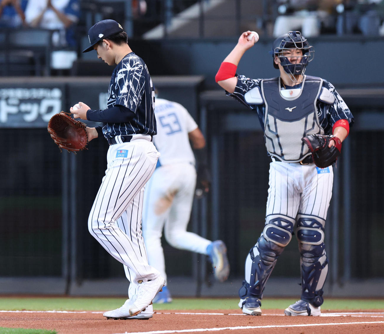 日本ハム対西武　1回裏日本ハム1死二塁、郡司に右前適時打を浴びる武内（左）（撮影・佐藤翔太）