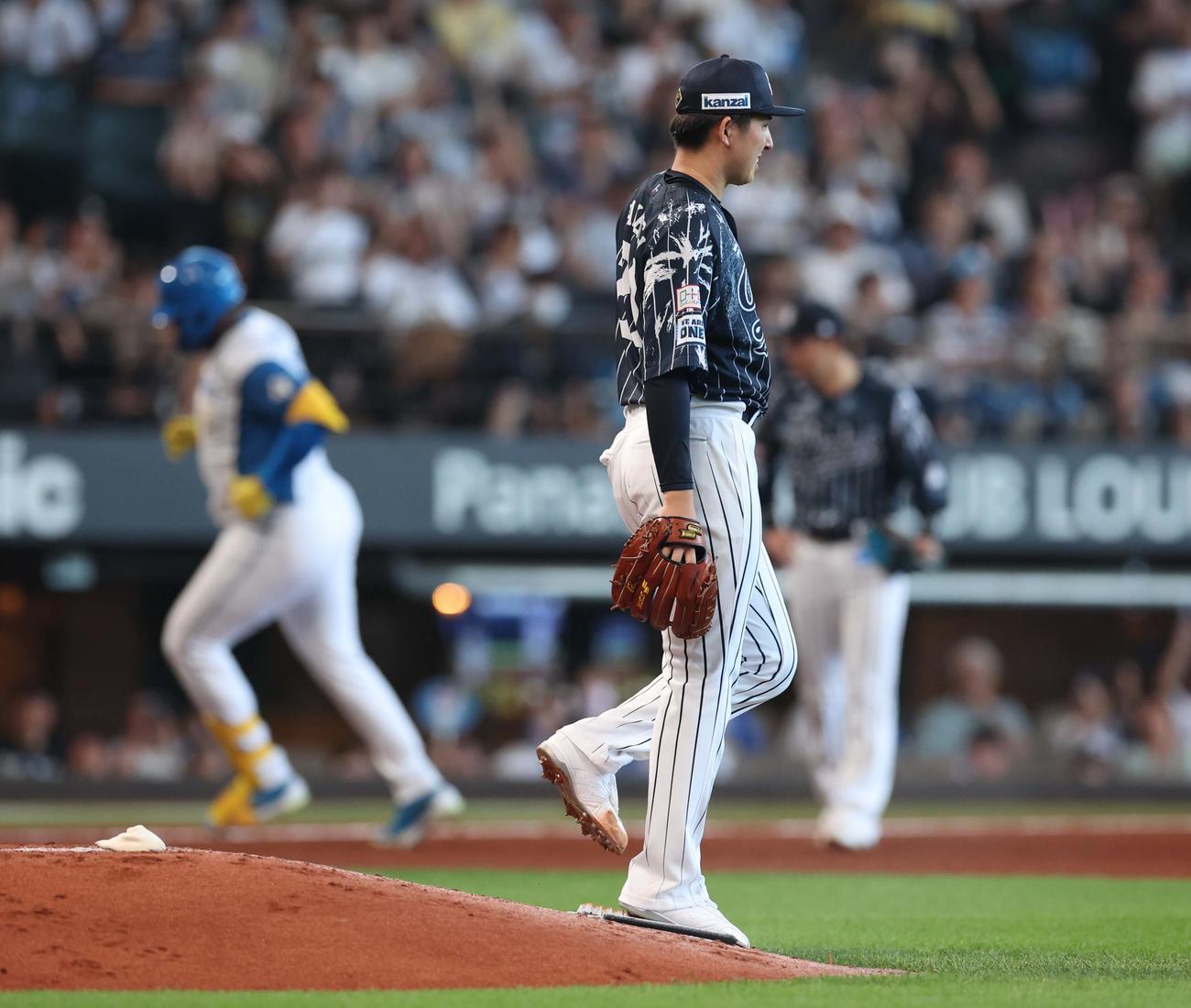 日本ハム対西武　4回裏日本ハム1死一塁、レイエスに中越え2点本塁打を浴びる武内（撮影・黒川智章）