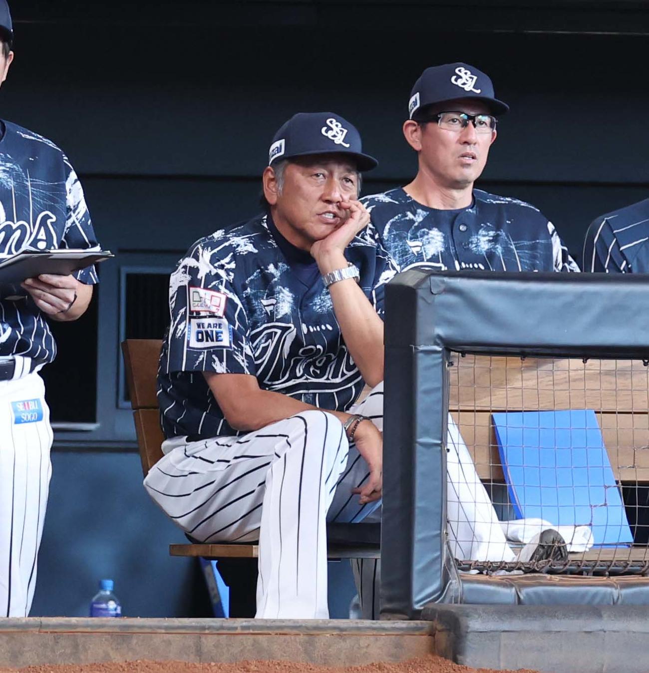 日本ハム対西武　ベンチで渋い表情の渡辺GM兼監督代行（撮影・黒川智章）