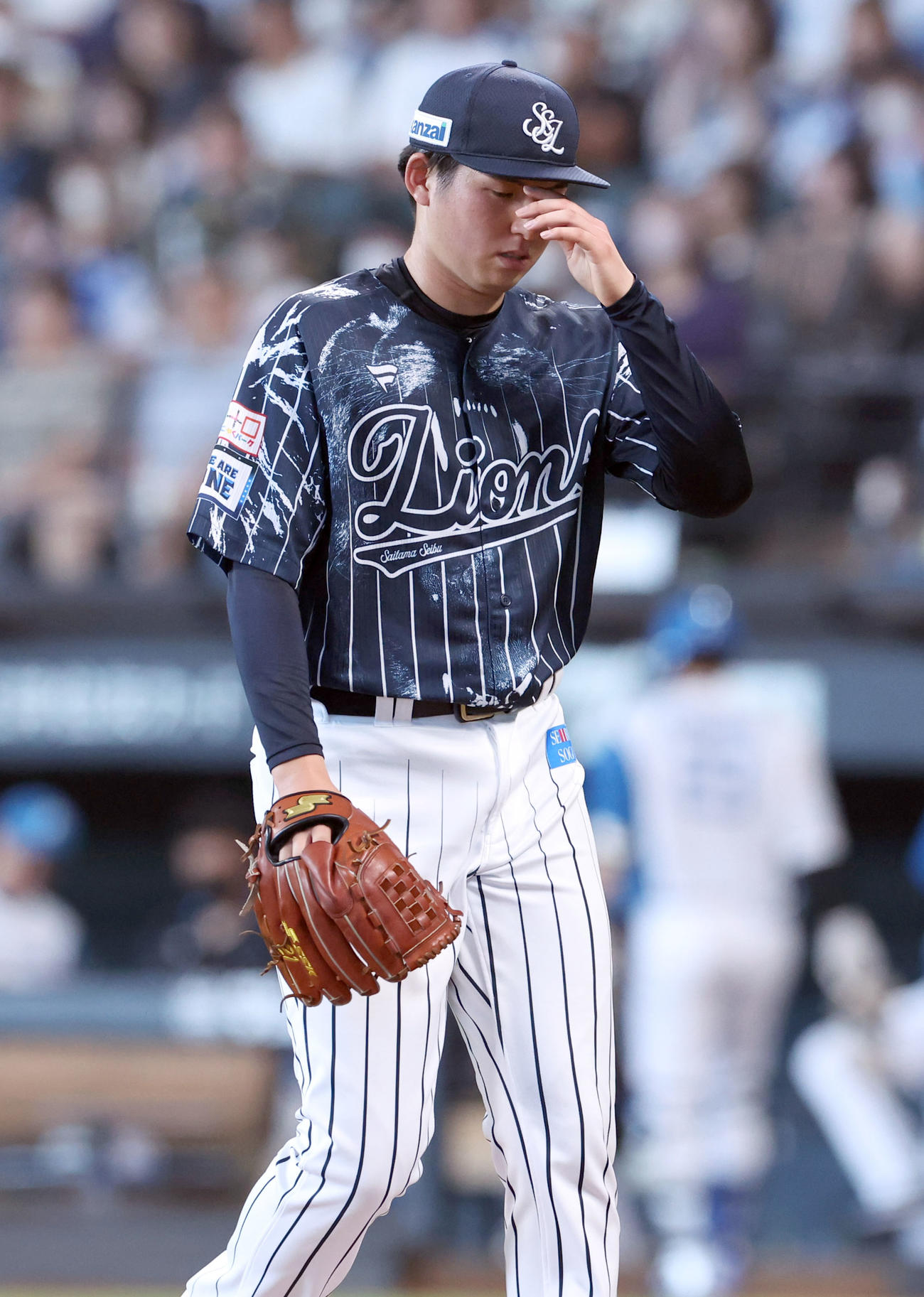 日本ハム対西武　5回裏、勝ち越しを許しうつむきながらベンチに戻る武内（撮影・佐藤翔太）
