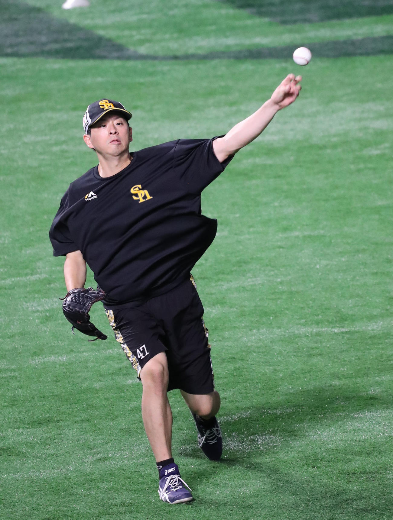 ソフトバンク対楽天　試合前練習中キャッチボールで調整する大関（撮影・鬼束羽瑠菜）