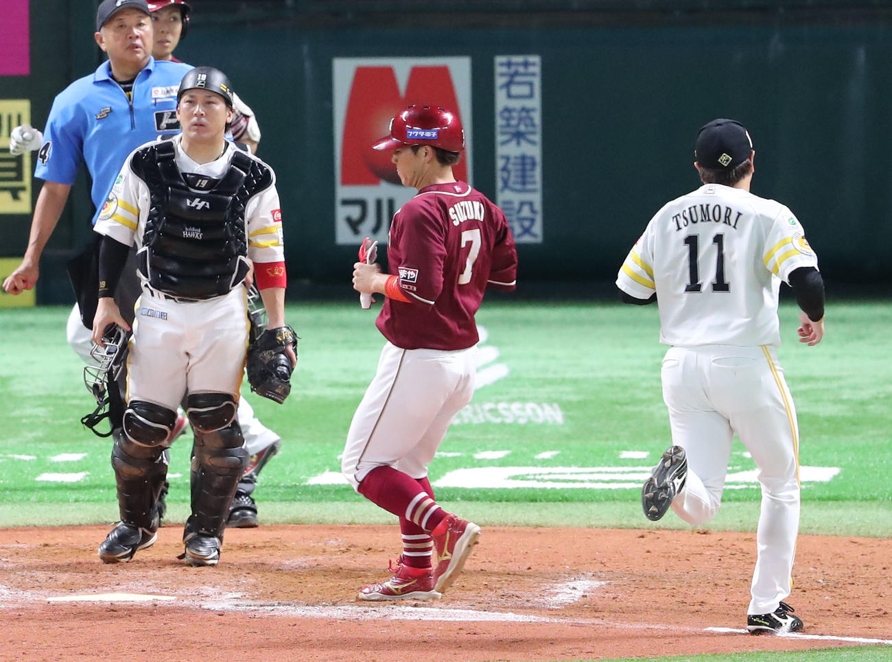ソフトバンク対楽天　9回表楽天無死満塁、小郷の2点中前適時打で生還した鈴木（撮影・鬼束羽瑠菜）