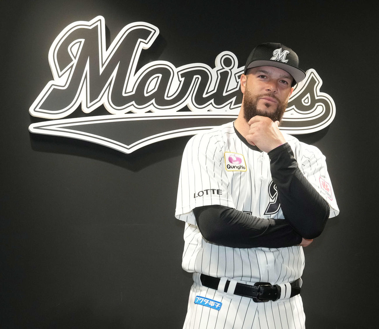 ロッテ対オリックス　入団会見を終えトレードマークのあごひげに手を添えポーズを決めるロッテ新外国人のカイケル（撮影・小沢裕）