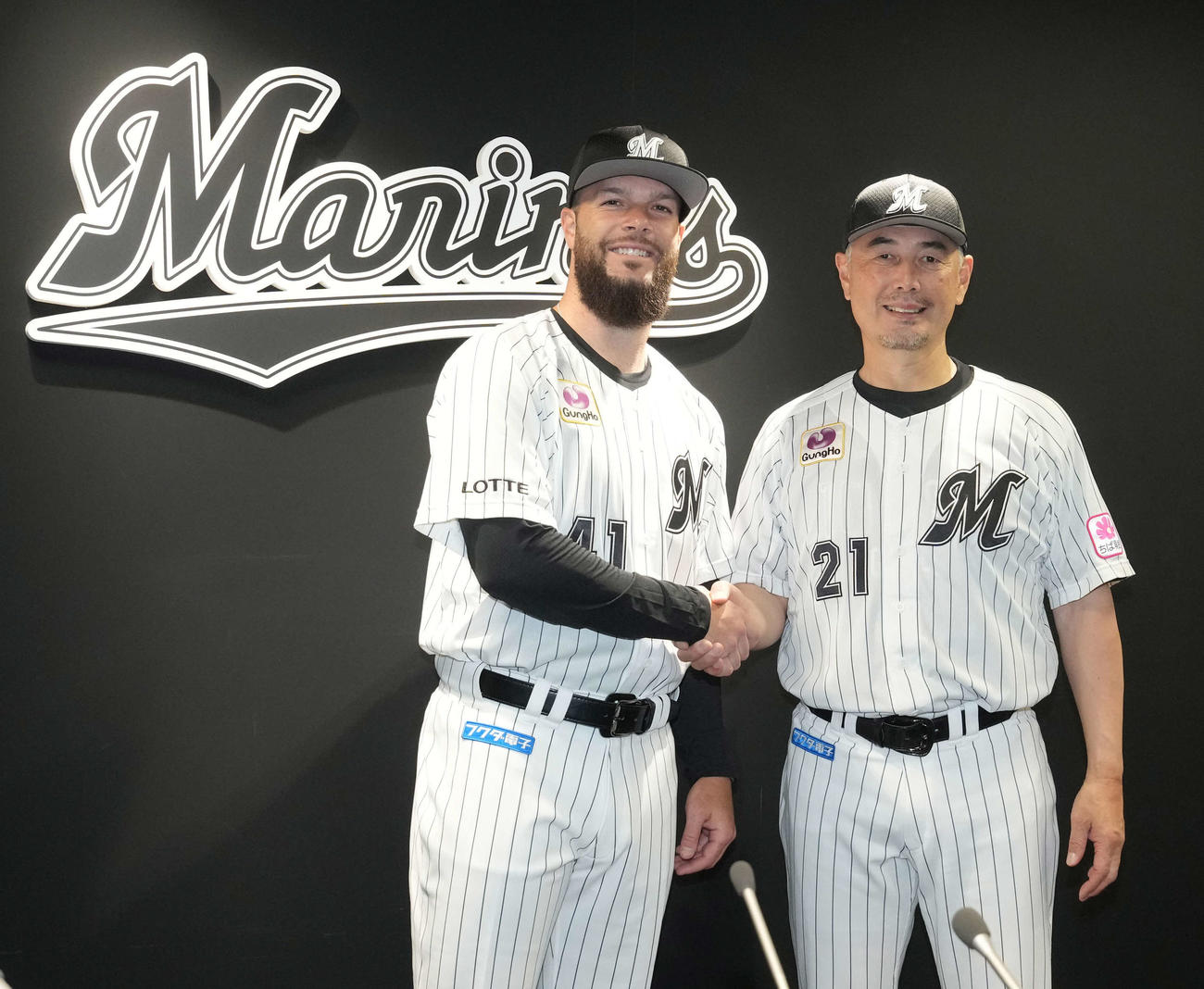 ロッテ対オリックス　入団会見を終え吉井監督（右）と握手するロッテ新外国人のカイケル（撮影・小沢裕）