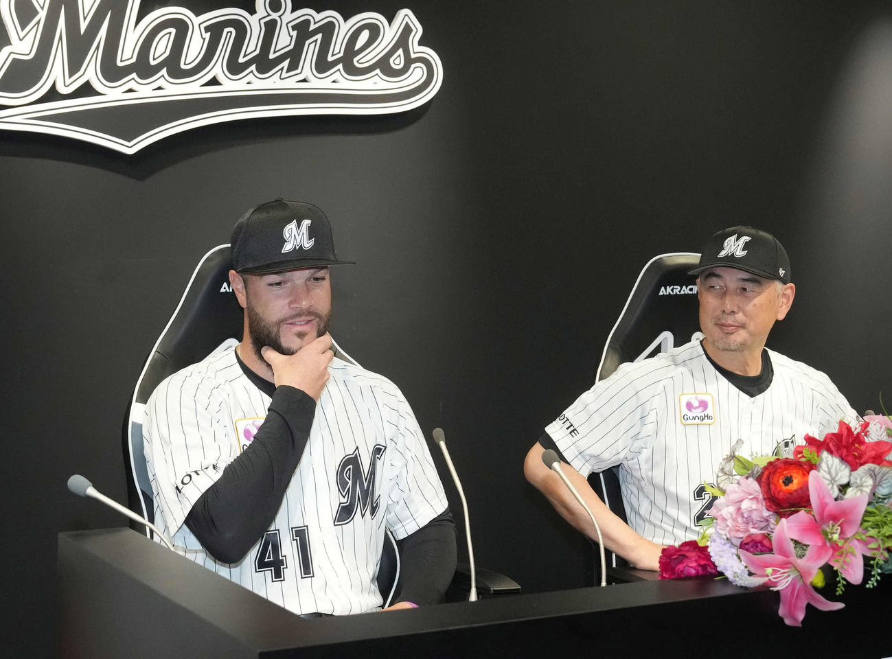 ロッテ対オリックス　入団会見に臨むロッテ新外国人のカイケル。右は吉井監督（撮影・小沢裕）
