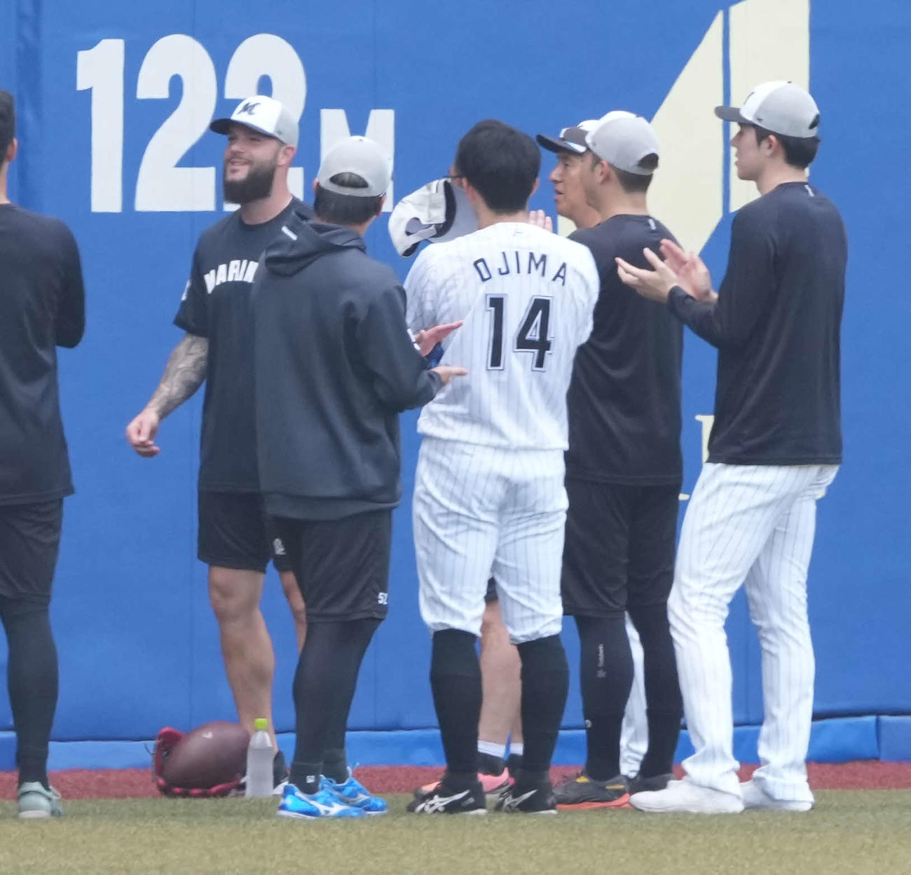 ロッテ対オリックス　試合前の投手陣練習に合流したロッテ新外国人のカイケル（左）。右は佐々木（撮影・小沢裕）