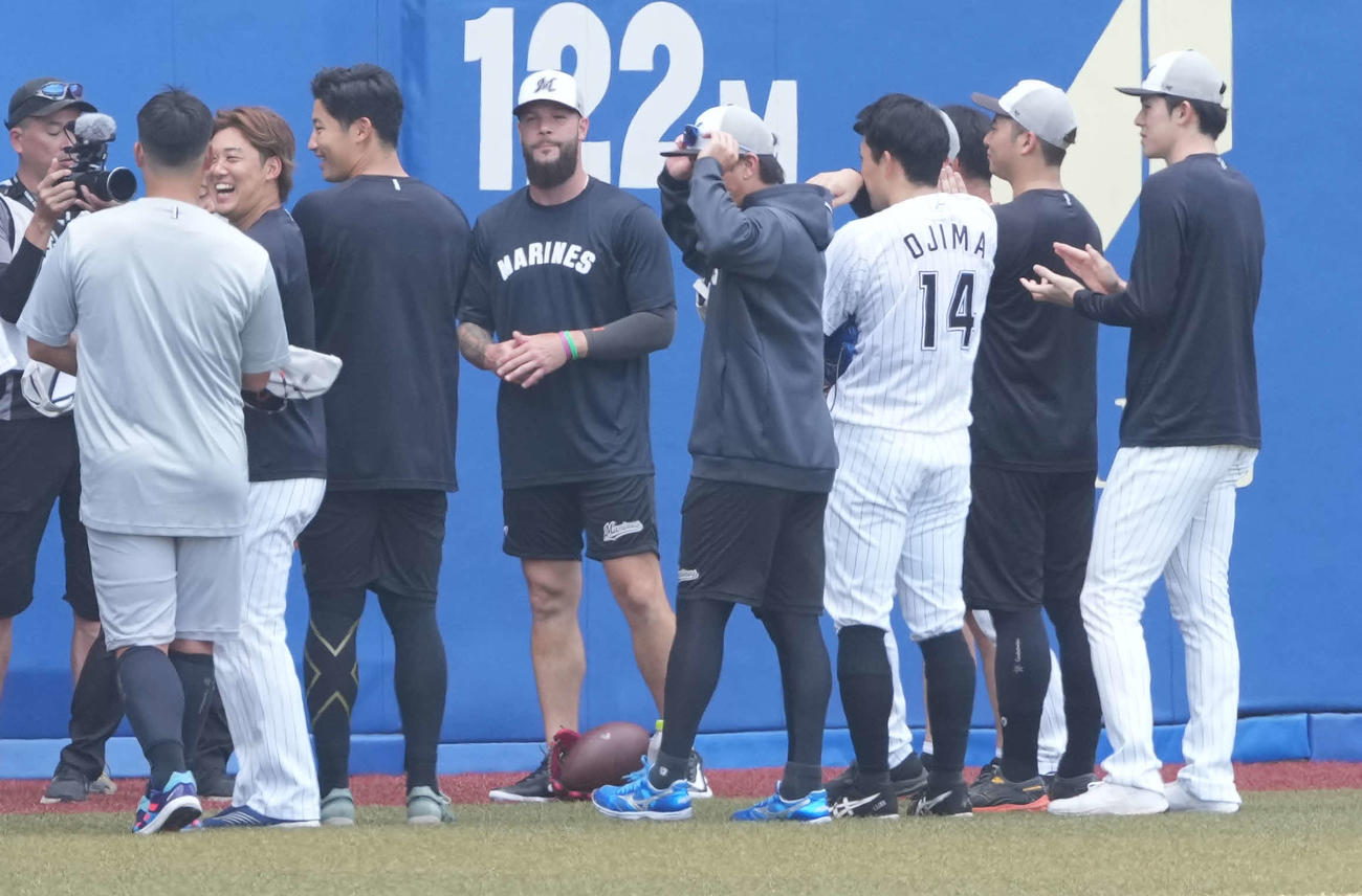 ロッテ対オリックス　試合前の投手陣練習に合流したロッテ新外国人のカイケル（中央）。右は佐々木（撮影・小沢裕）