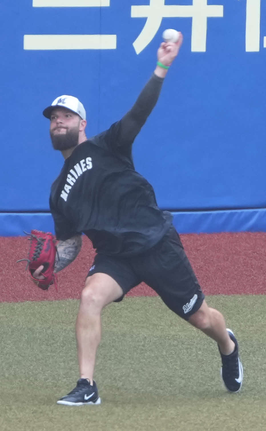 ロッテ対オリックス　試合前の投手陣練習に合流したロッテ新外国人のカイケル（撮影・小沢裕）