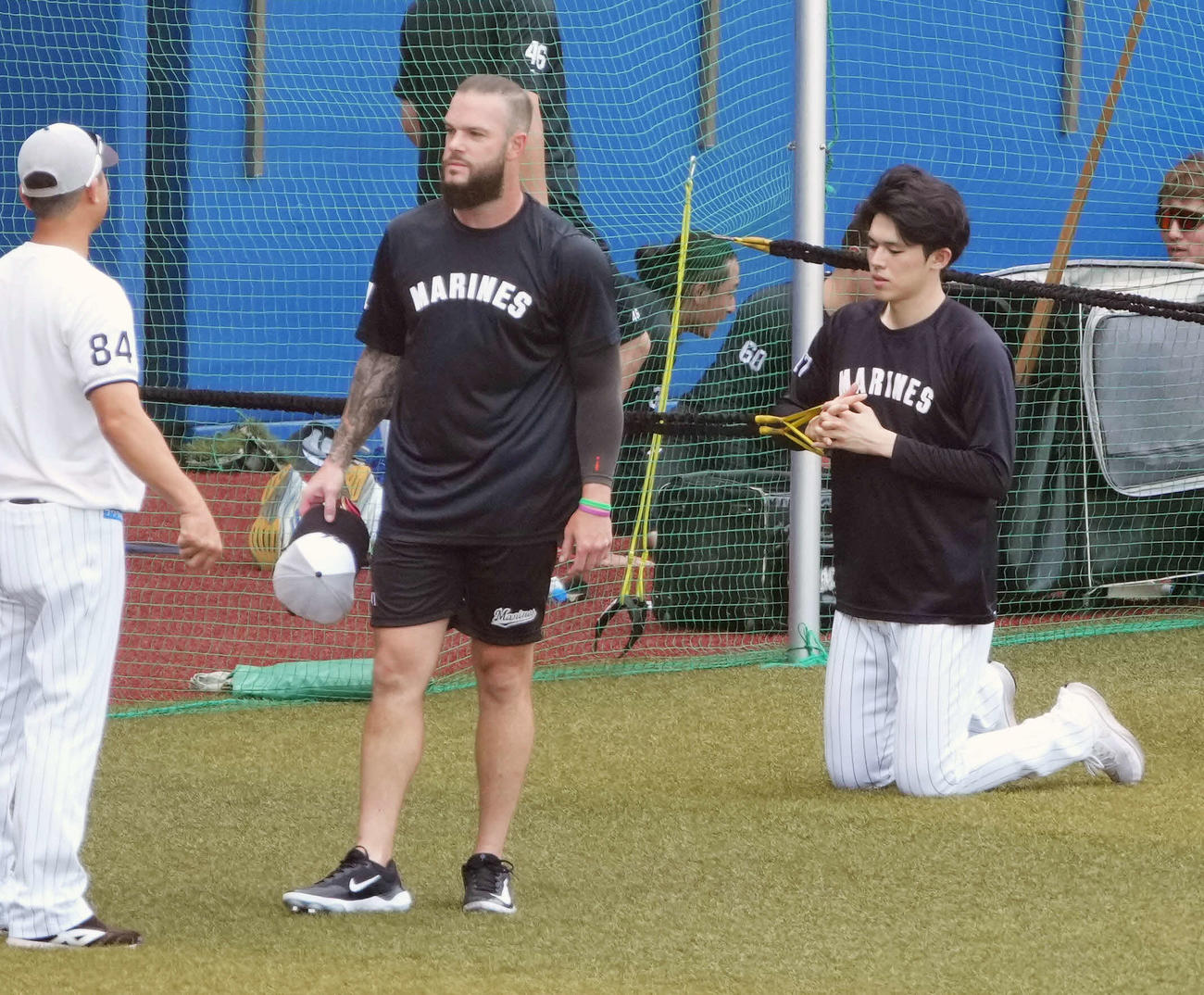 ロッテ対オリックス　試合前の投手陣練習に合流したロッテ新外国人のカイケル。右は佐々木（撮影・小沢裕）