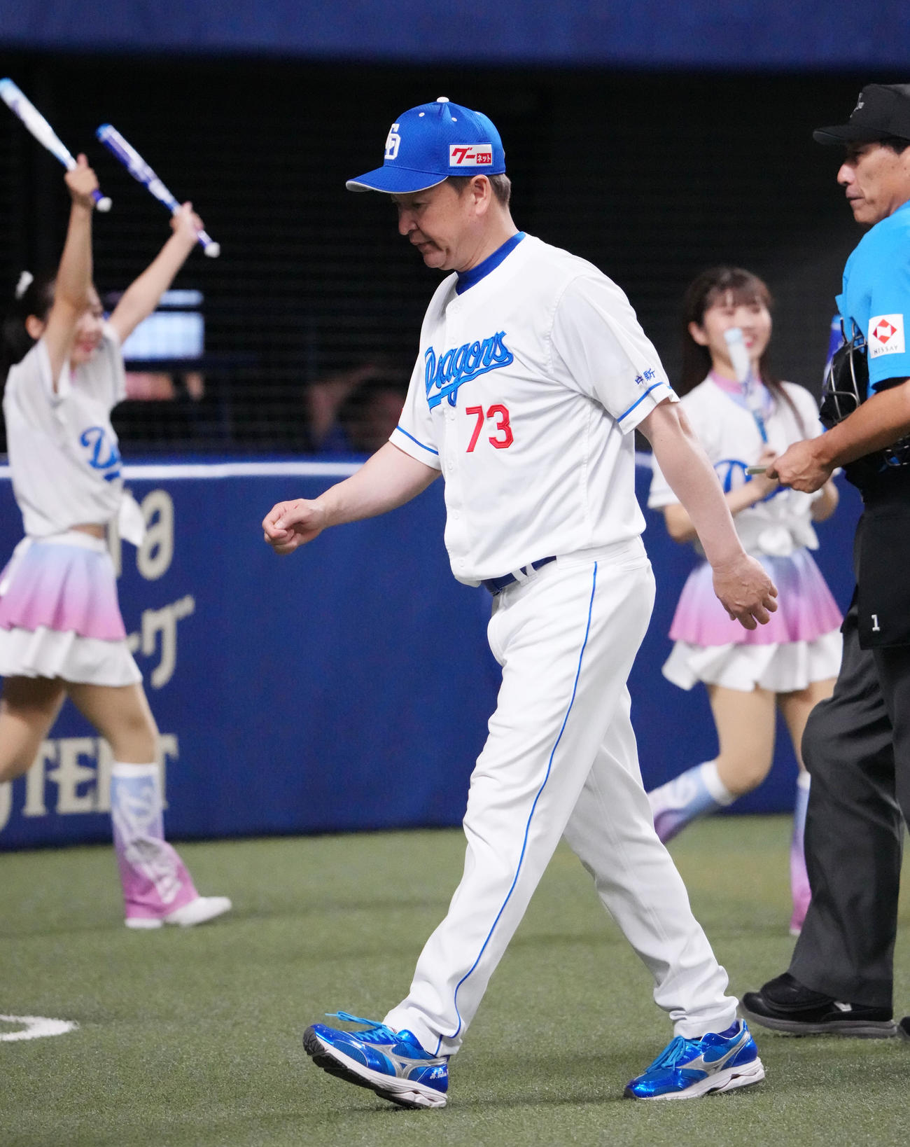 中日対巨人　7回終了、投手交代を告げベンチへ戻る立浪監督（撮影・森本幸一）