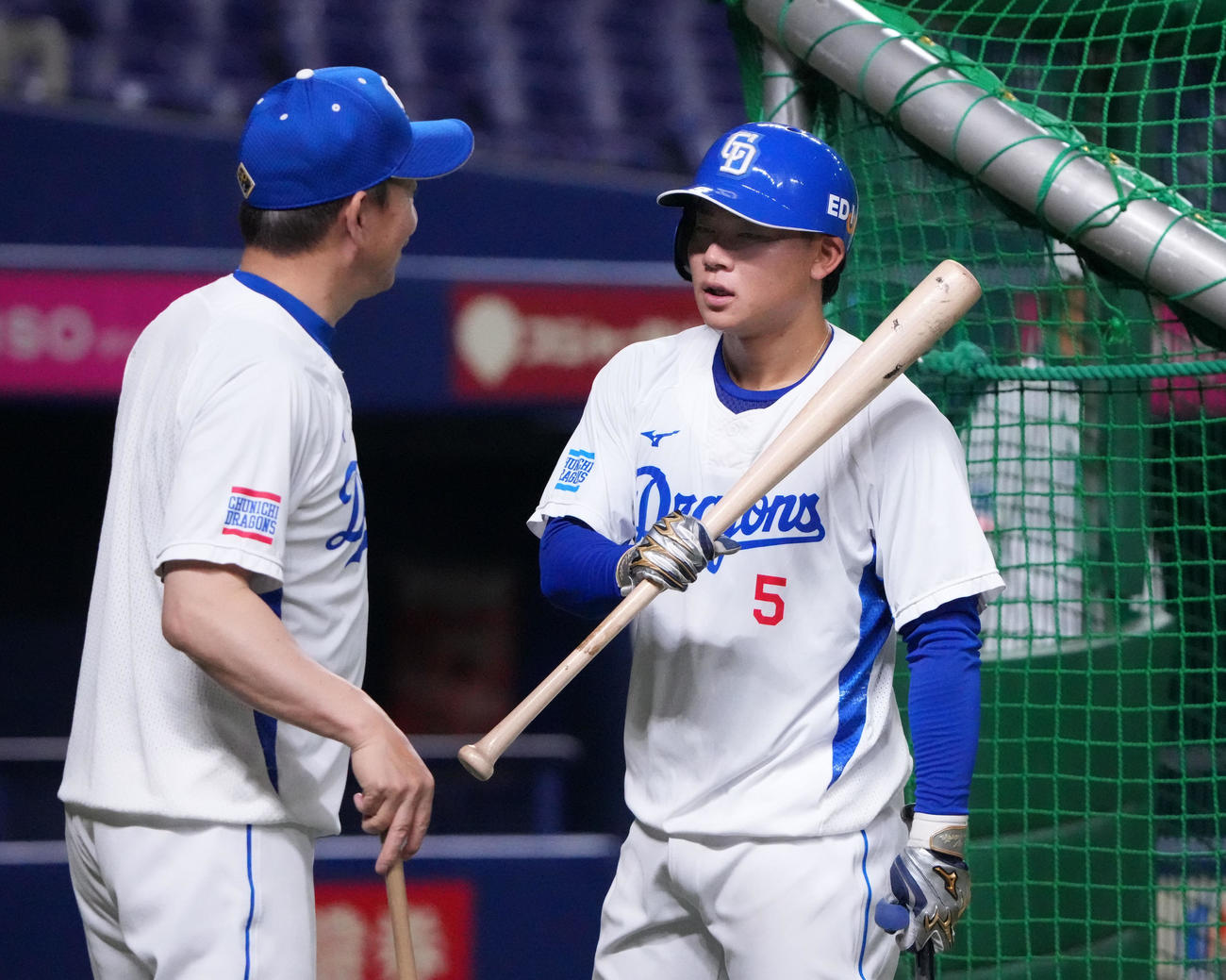 中日対巨人　試合前、立浪監督からアドバイスを受ける村松（右）（撮影・森本幸一）