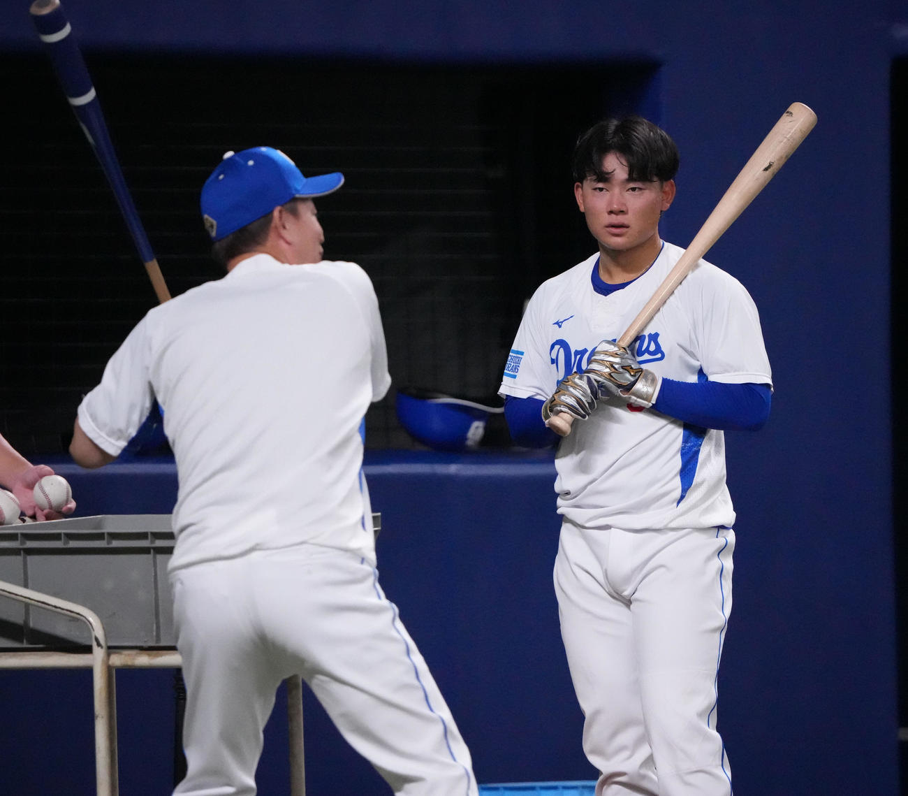 中日対巨人　試合前、立浪監督からアドバイスを受ける村松（右）（撮影・森本幸一）