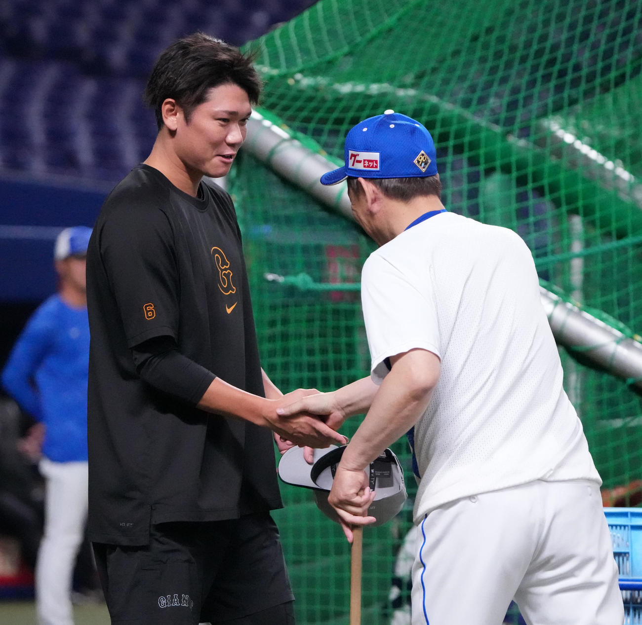 中日対巨人　試合前、立浪監督と言葉を交わす坂本（左）（撮影・森本幸一）