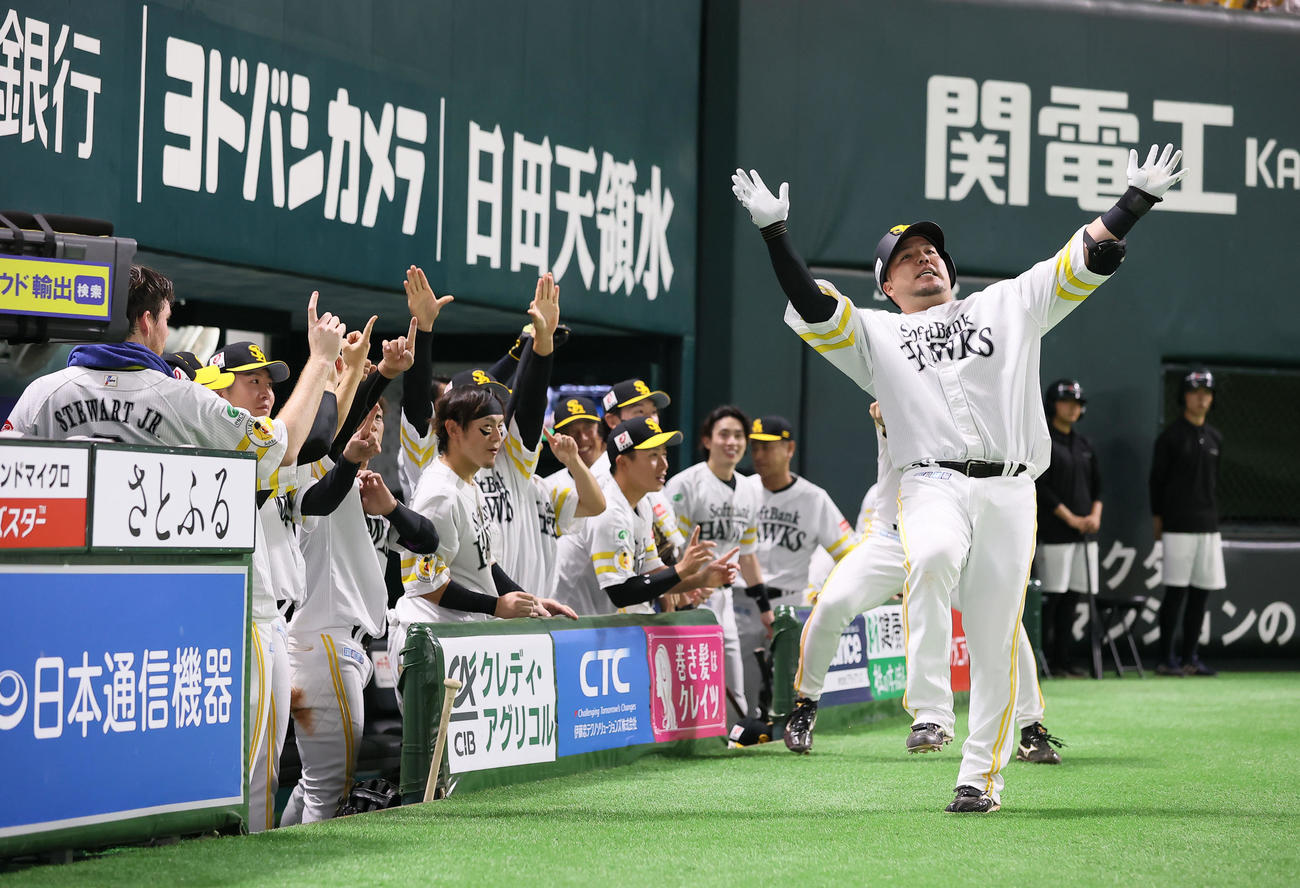 ソフトバンク対楽天　4回裏ソフトバンク無死一塁、山川は左越えに先制2点本塁打を放ちベンチ前でポーズを決める（撮影・梅根麻紀）