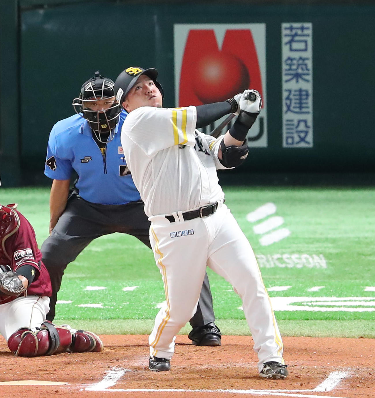 ソフトバンク対楽天　6回裏ソフトバンク1死一塁、山川は左越え二塁打を放つ（撮影・鬼束羽瑠菜）