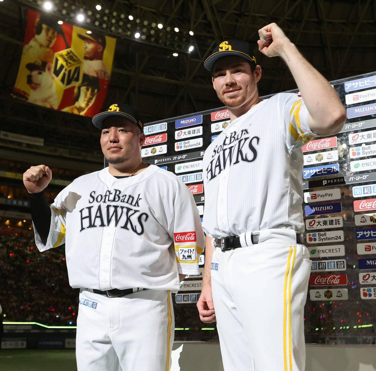 ソフトバンク対楽天　ヒーローになった山川（左）とスチュワートはガッツポーズ（撮影・梅根麻紀）