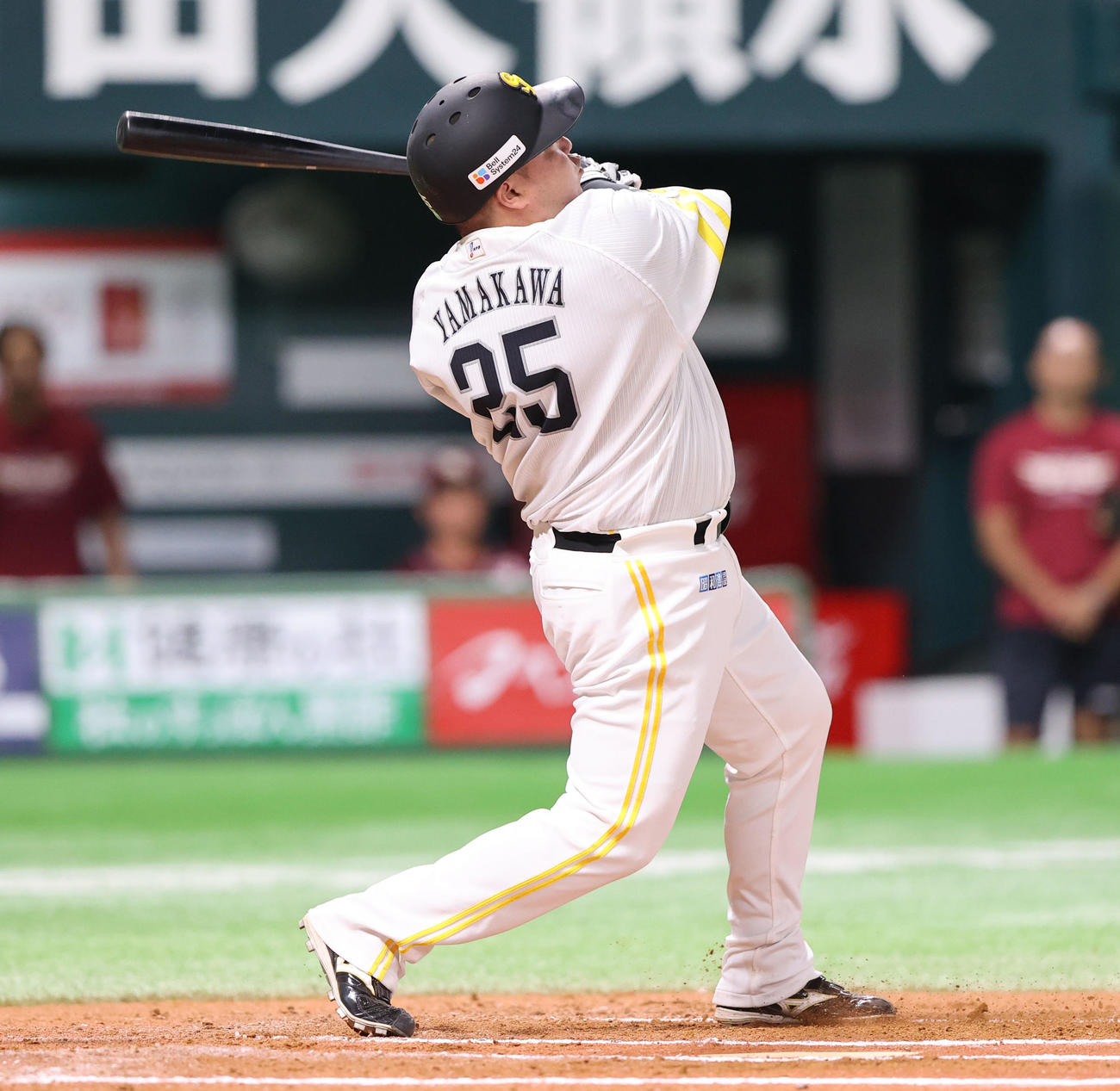 ソフトバンク対楽天　6回裏ソフトバンク1死一塁、山川は左越え二塁打を放つ（撮影・梅根麻紀）