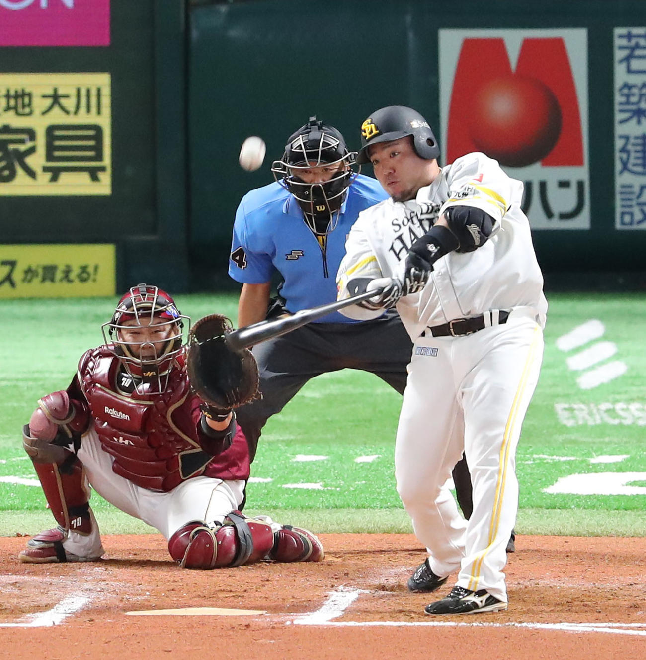 ソフトバンク対楽天　6回裏ソフトバンク1死一塁、山川は左越え二塁打を放つ（撮影・鬼束羽瑠菜）