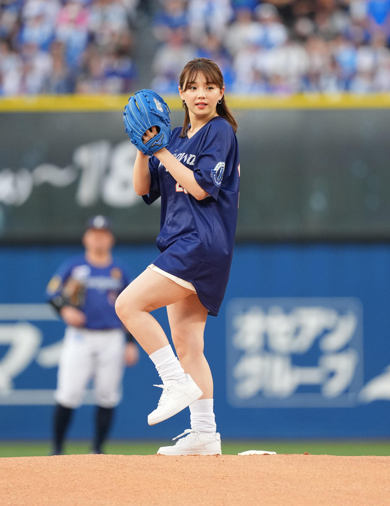 DeNA対ヤクルト　始球式を務める篠崎愛（撮影・菅敏）