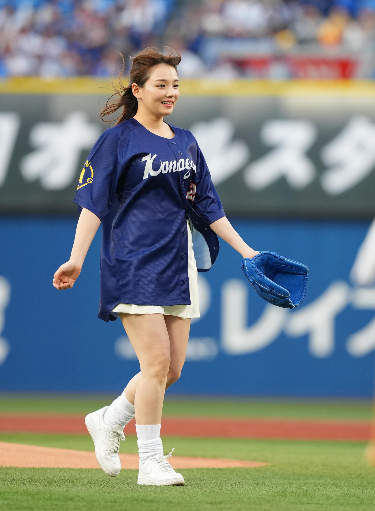DeNA対ヤクルト　始球式を務める篠崎愛（撮影・菅敏）