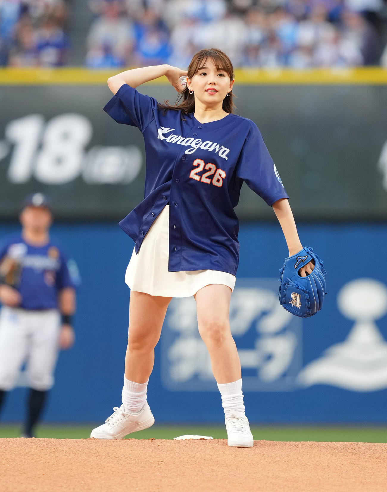 DeNA対ヤクルト　始球式を務める篠崎愛（撮影・菅敏）