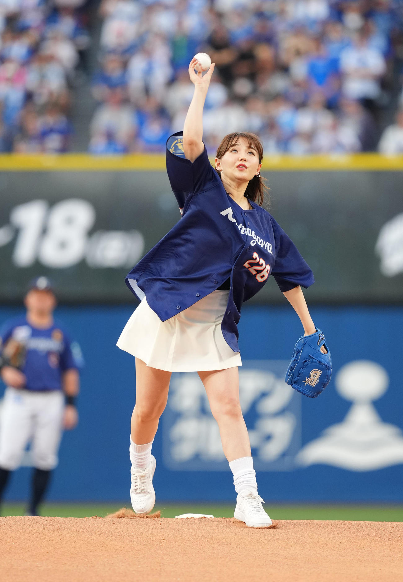 DeNA対ヤクルト　始球式を務める篠崎愛（撮影・菅敏）