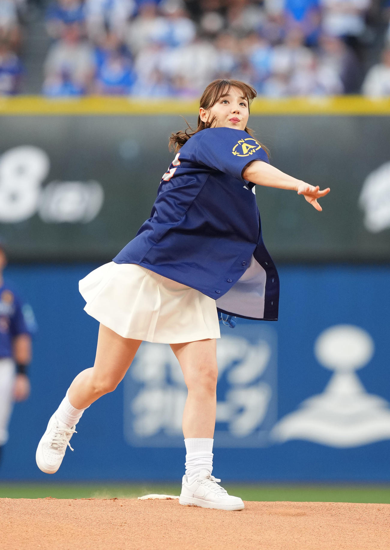DeNA対ヤクルト　始球式を務める篠崎愛（撮影・菅敏）