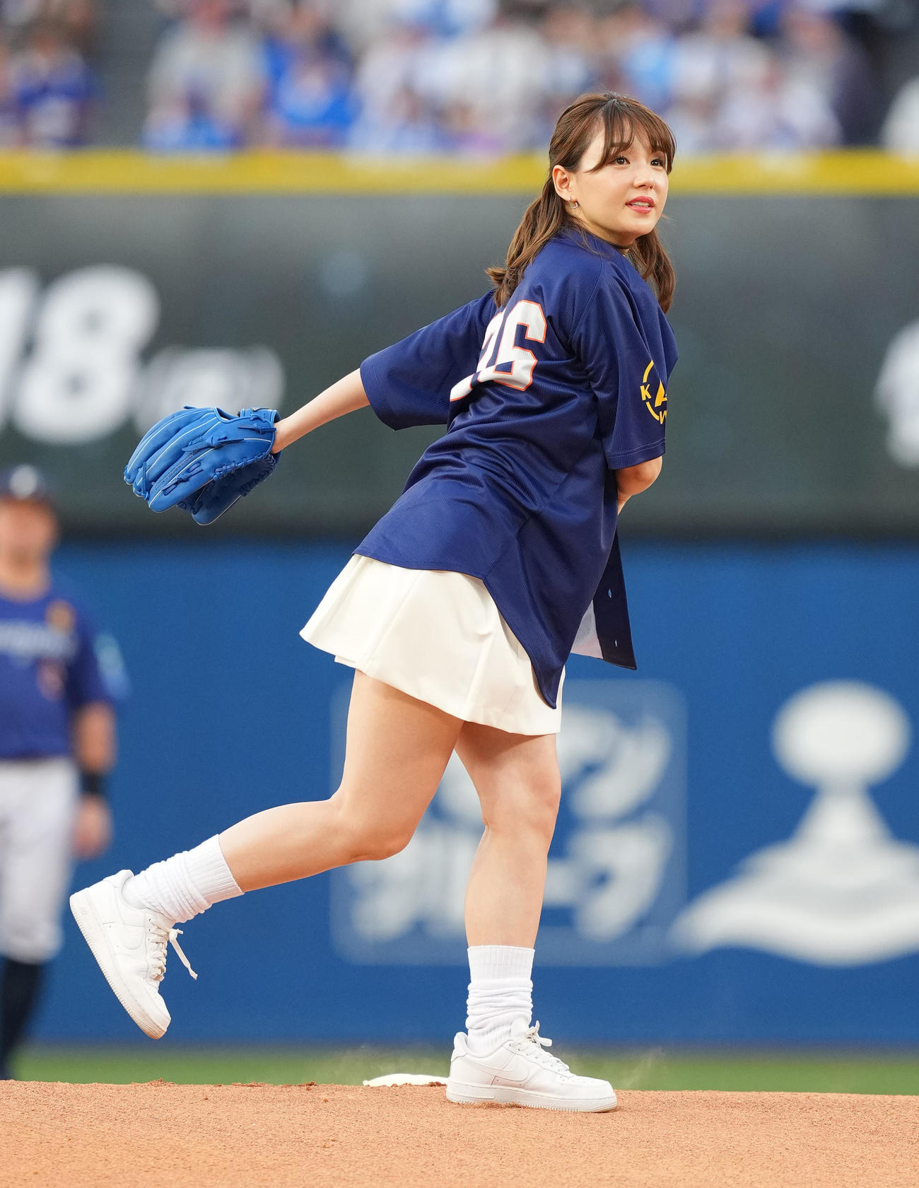 DeNA対ヤクルト　始球式を務める篠崎愛（撮影・菅敏）