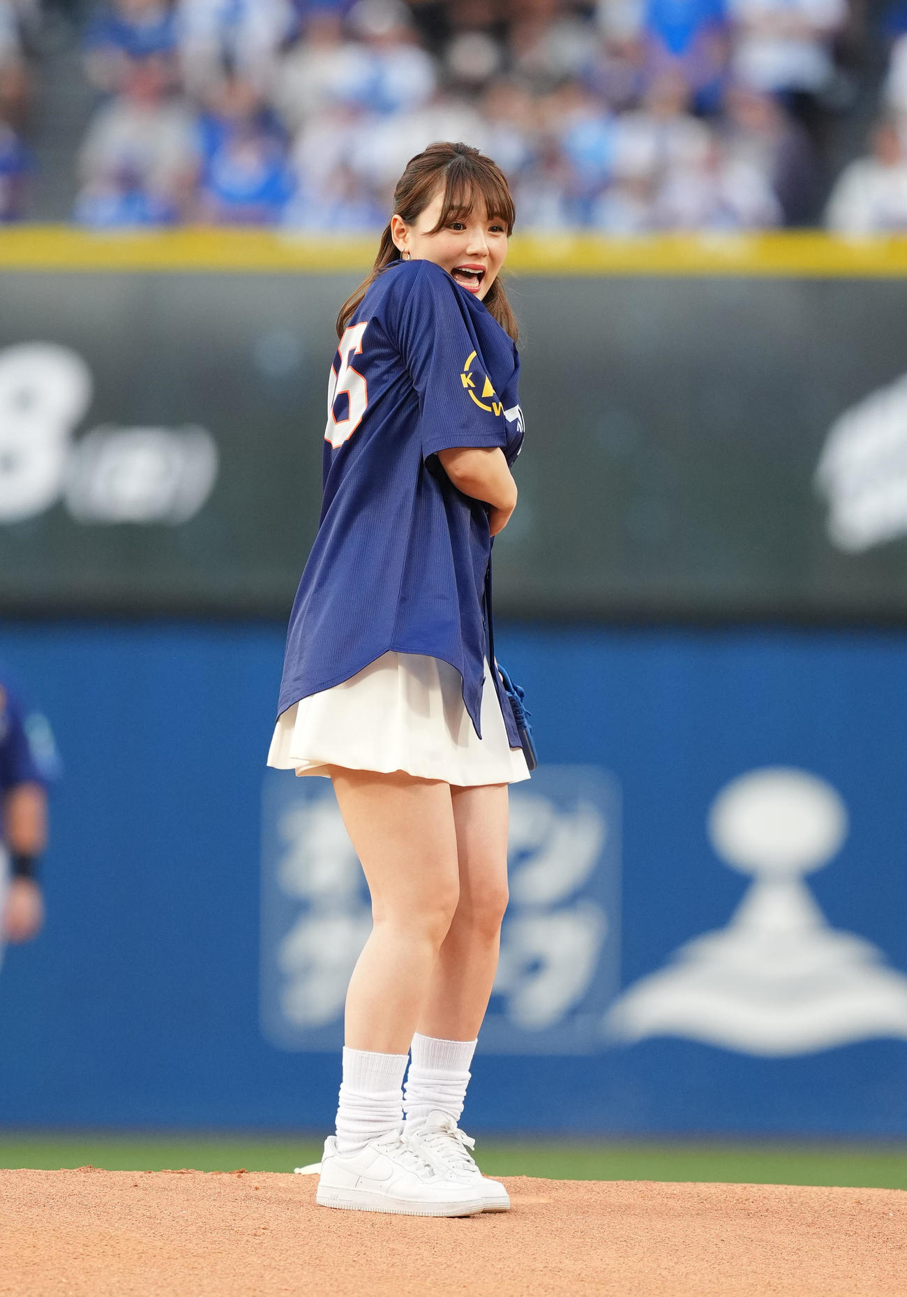 DeNA対ヤクルト　始球式を務める篠崎愛（撮影・菅敏）