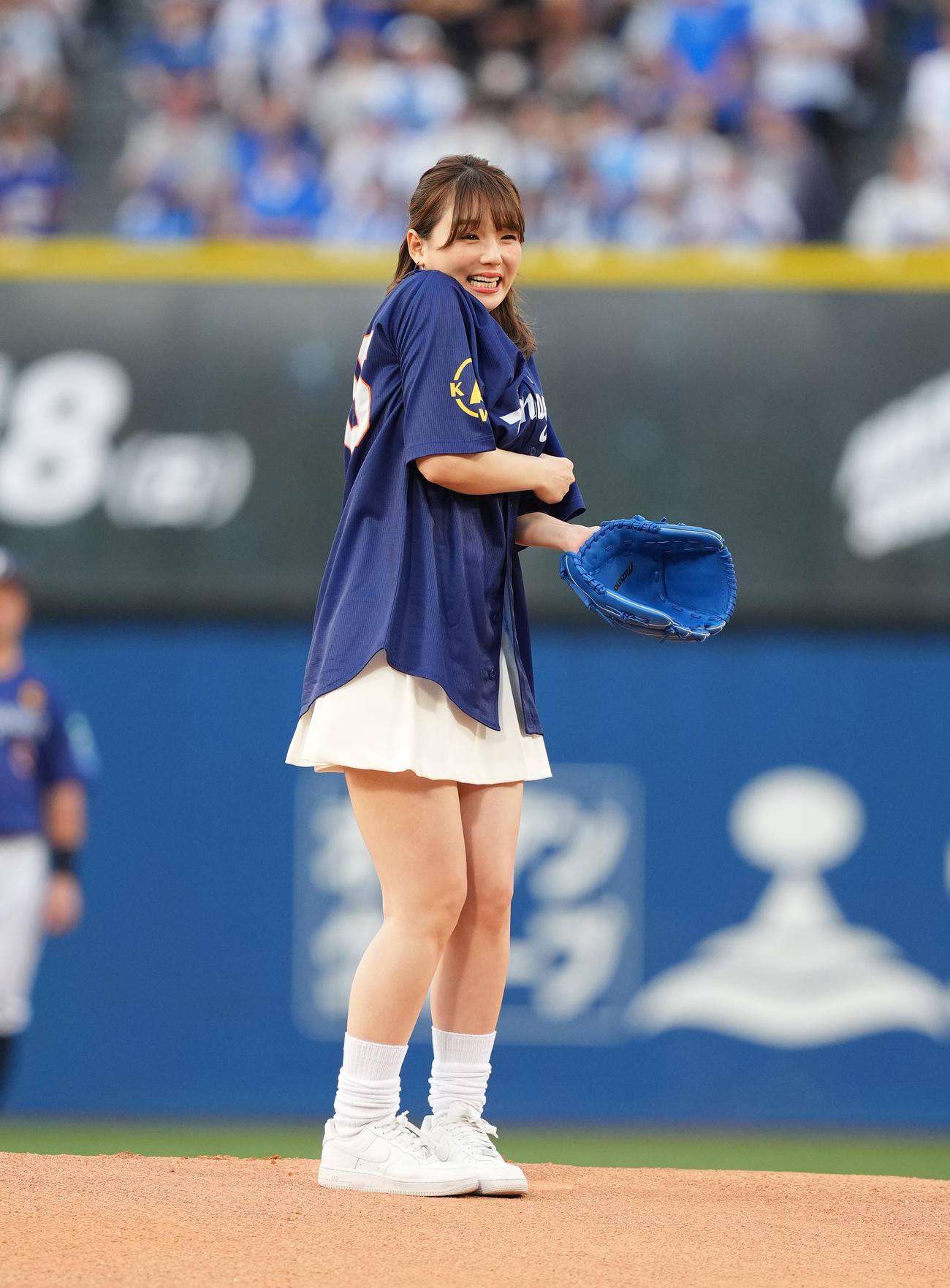 DeNA対ヤクルト　始球式を務める篠崎愛（撮影・菅敏）