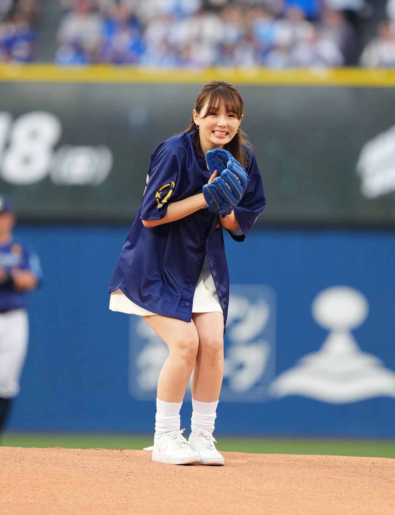 DeNA対ヤクルト　始球式を務める篠崎愛（撮影・菅敏）
