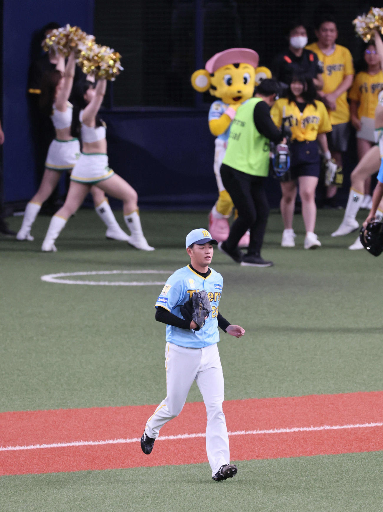 阪神対広島　1回表広島無死、マウンドに向かう阪神高橋（撮影・宮崎幸一）