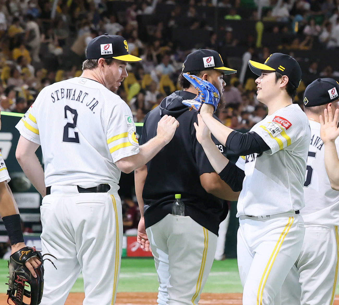 ソフトバンク対楽天　9回途中から登板し、抑えた松本裕（右）とタッチするスチュワート（撮影・梅根麻紀）
