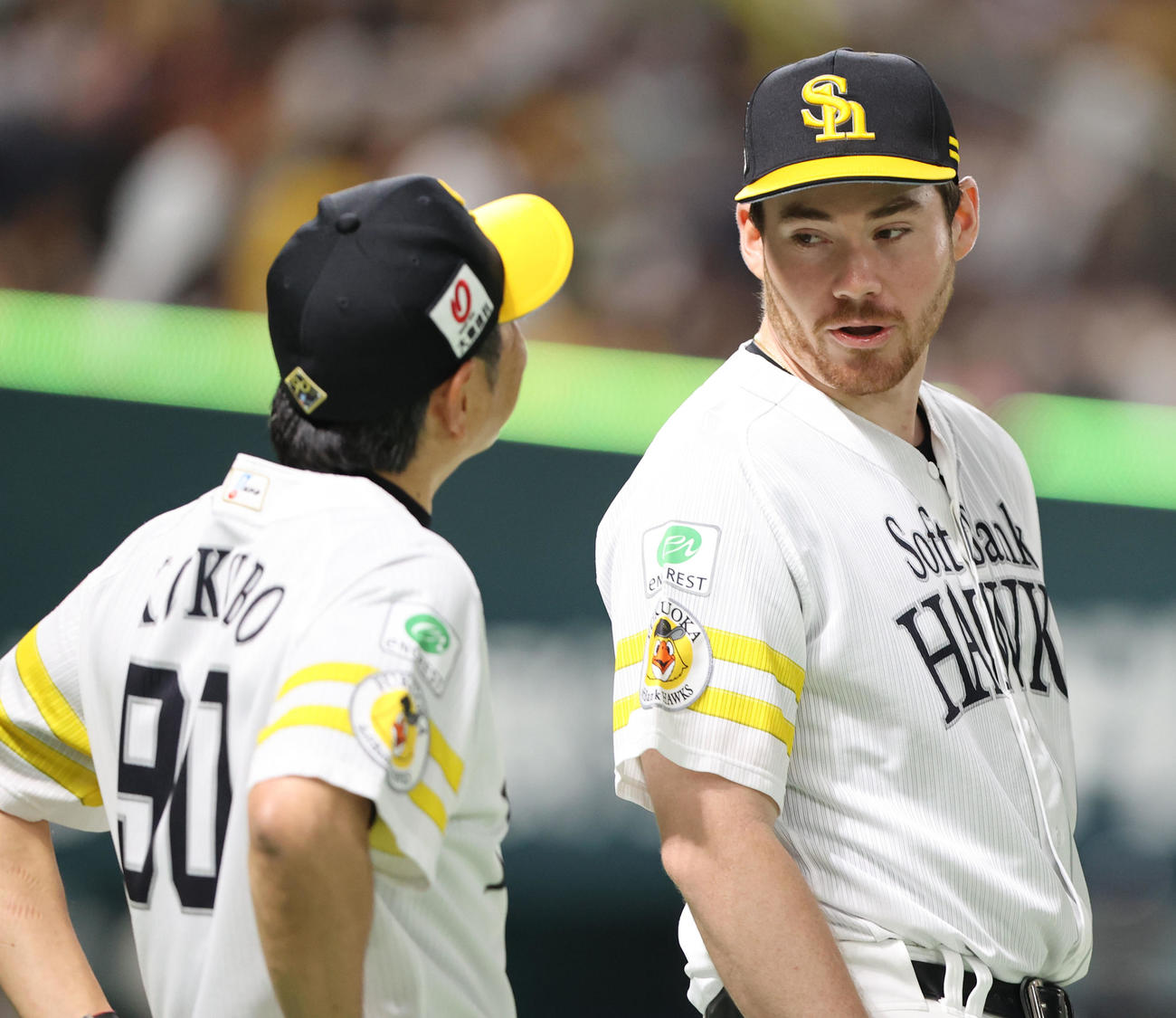 ソフトバンク対楽天　勝利投手となったスチュワートは小久保監督に声をかけられる（撮影・梅根麻紀）