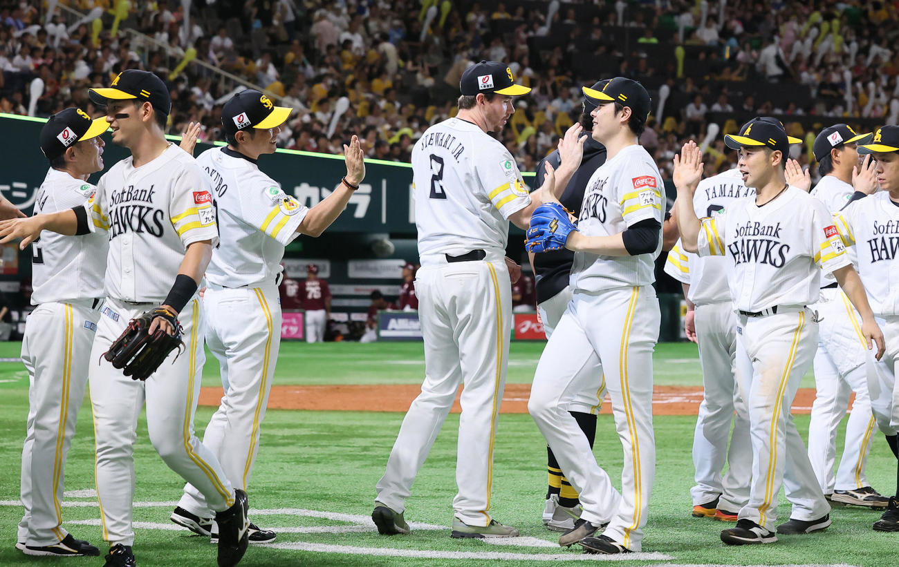 ソフトバンク対楽天　9回途中に登板した松本裕はしっかり抑えスチュワートとハイタッチ（撮影・梅根麻紀）