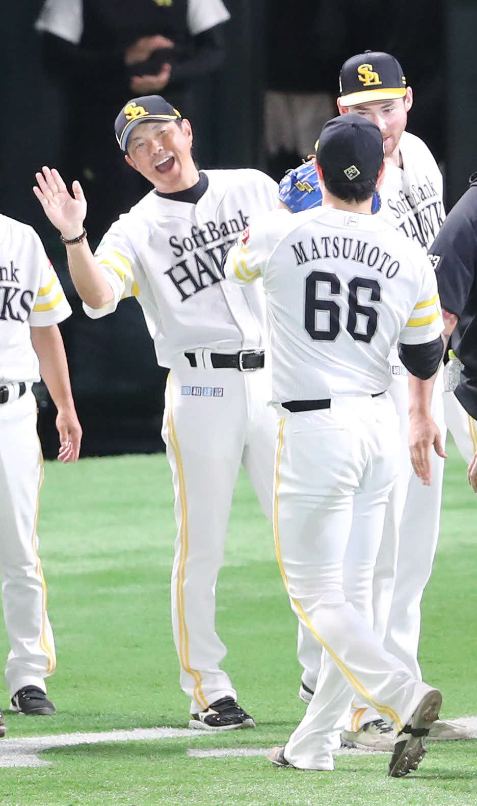 ソフトバンク対楽天　楽天に勝利し松本裕（右手前）を笑顔で出迎える小久保監督（左）、右奥はスチュワート（撮影・鬼束羽瑠菜）