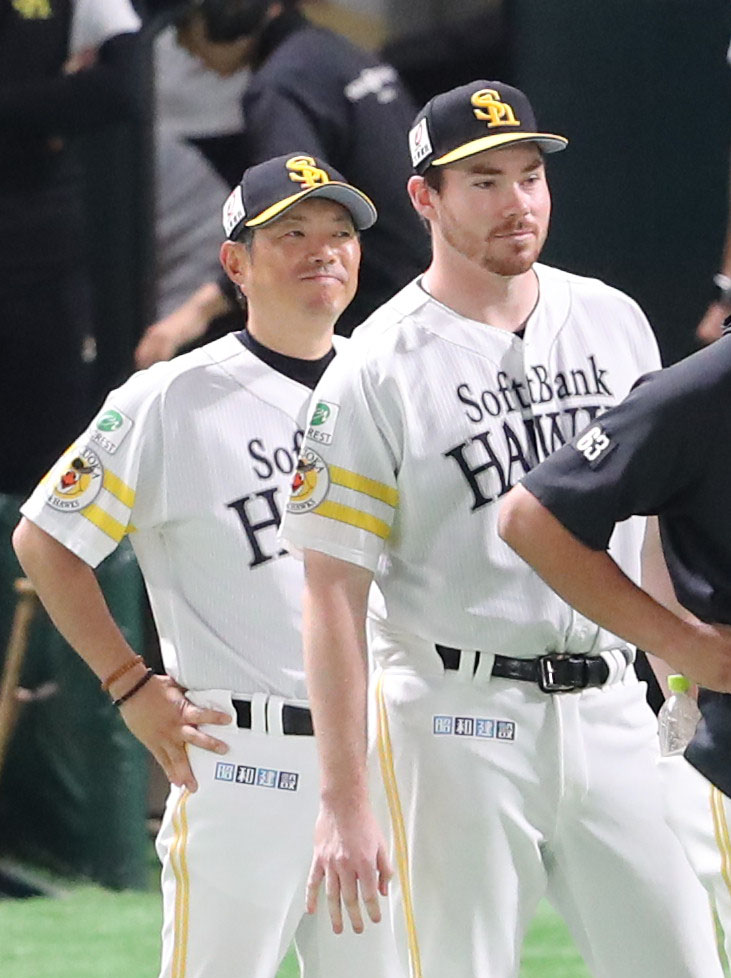 ソフトバンク対楽天　楽天に勝利し笑顔の小久保監督（左）（撮影・鬼束羽瑠菜）