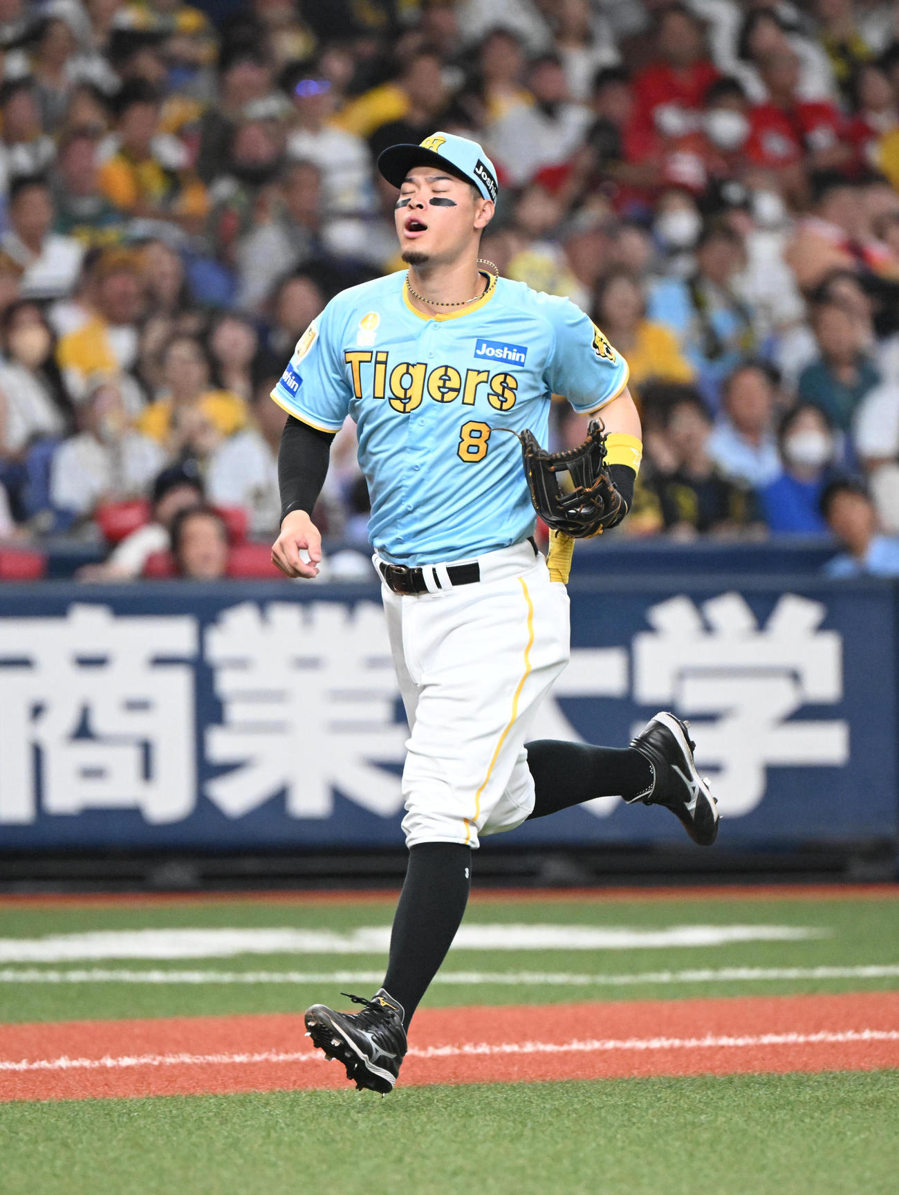阪神対広島　4回表広島2死、一塁悪送球する三塁手佐藤輝（撮影・和賀正仁）