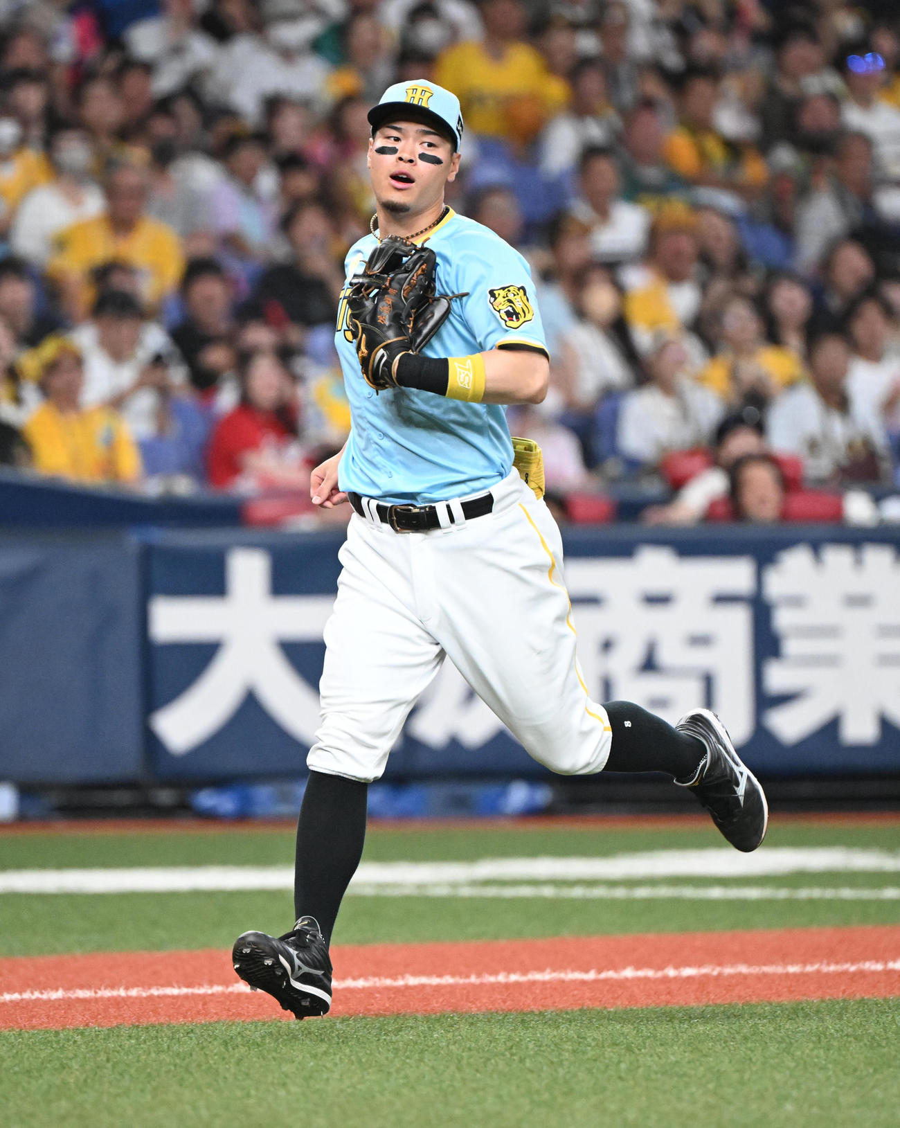 阪神対広島　4回表広島2死、一塁悪送球する三塁手佐藤輝（撮影・和賀正仁）