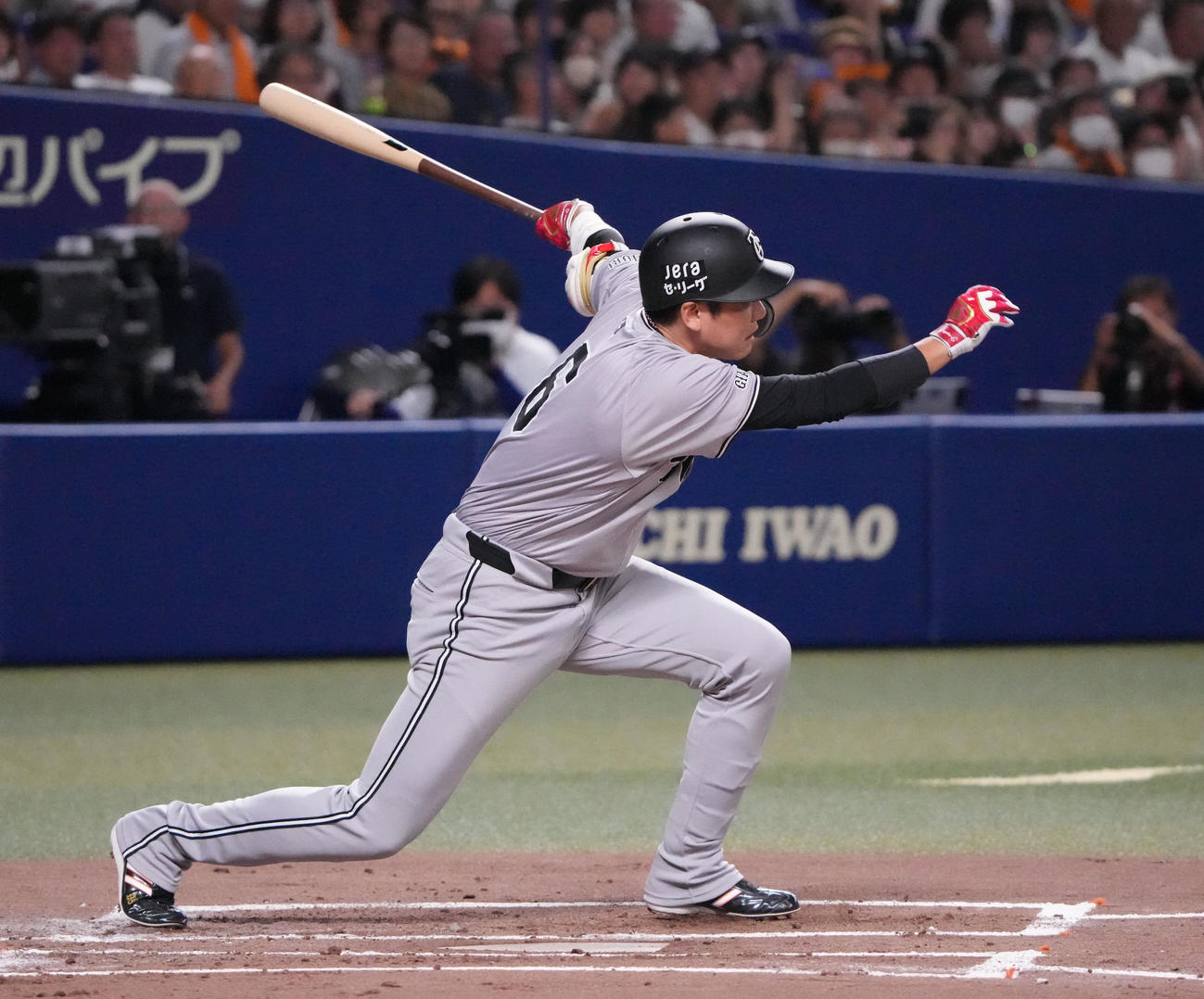 中日対巨人　2回表巨人1死三塁、左前適時打を放つ坂本（撮影・森本幸一）