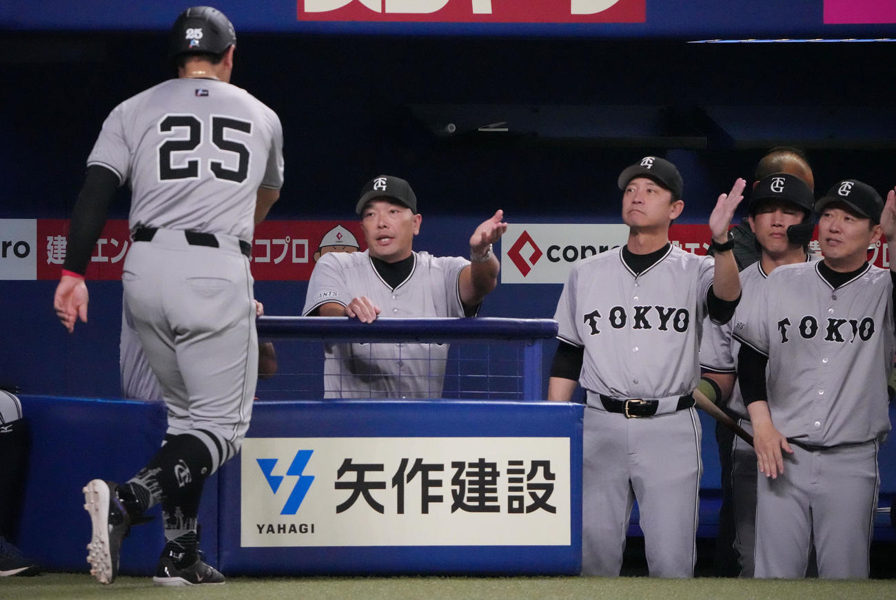 中日対巨人　2回表巨人1死三塁、坂本の左前適時打で生還した岡本を迎える阿部監督（左から2人目）（撮影・森本幸一）