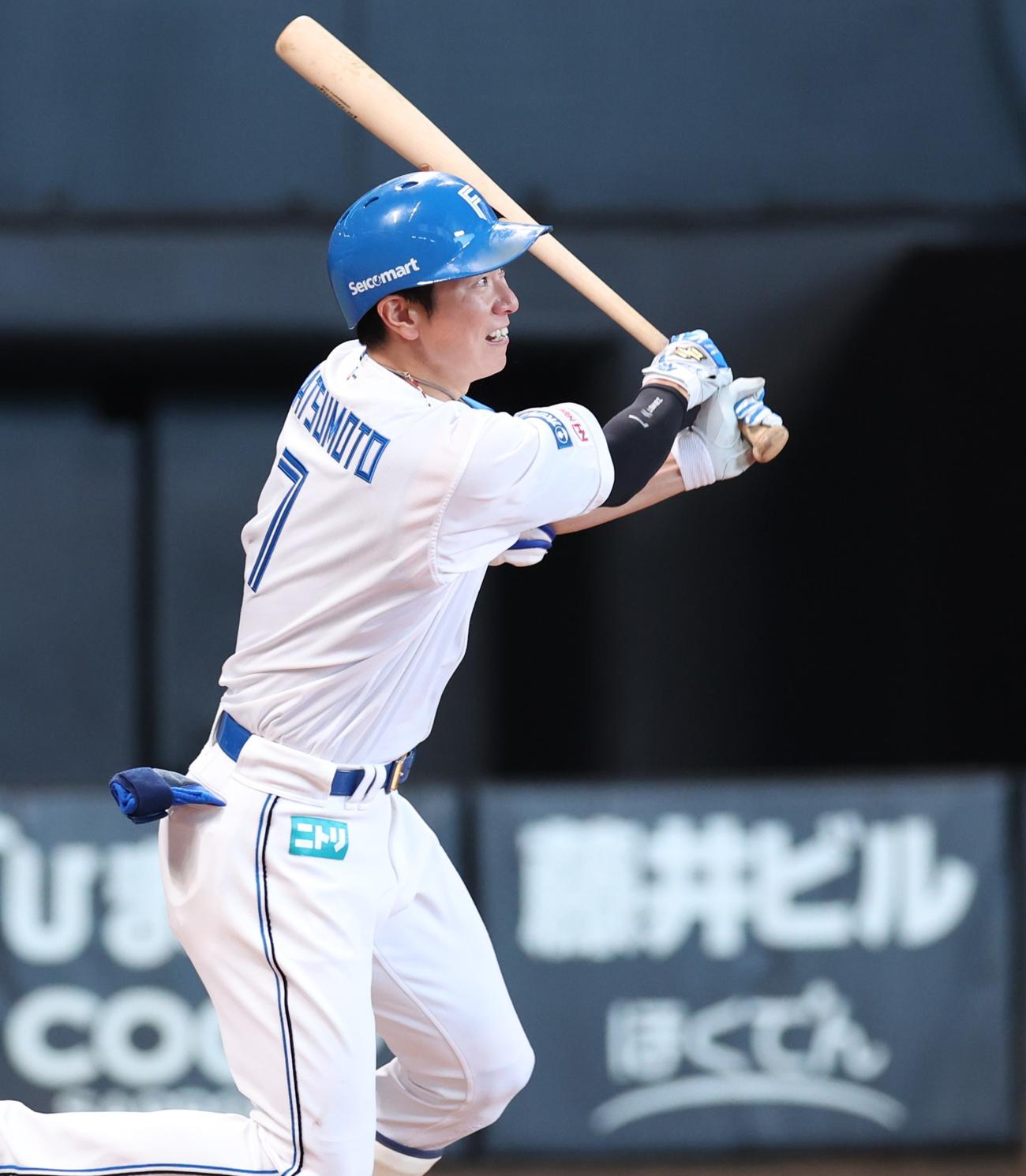日本ハム対西武　5回裏日本ハム無死、左前打を放つ松本剛（撮影・黒川智章）