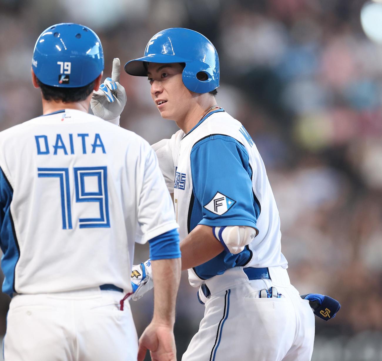 日本ハム対西武　5回裏日本ハム無死、左前打を放ちポーズをとる松本剛（撮影・黒川智章）