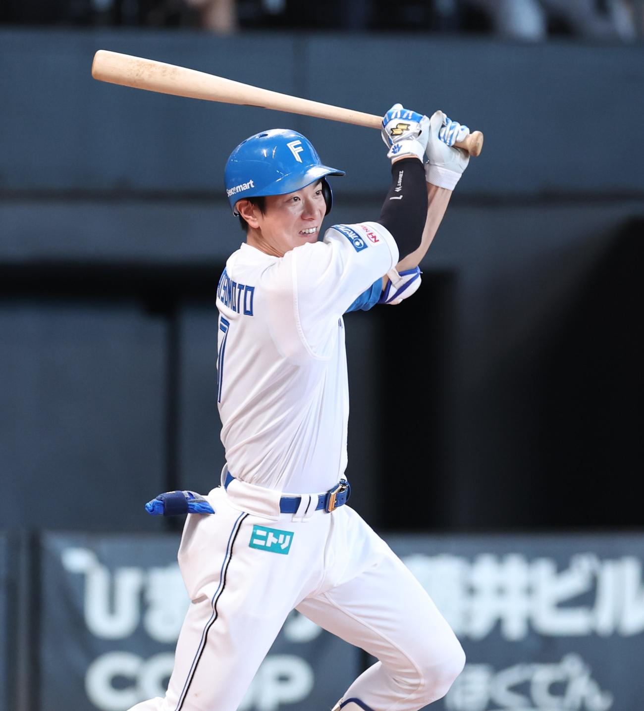 日本ハム対西武　6回裏日本ハム1死一塁、右前打を放つ松本剛（撮影・黒川智章）