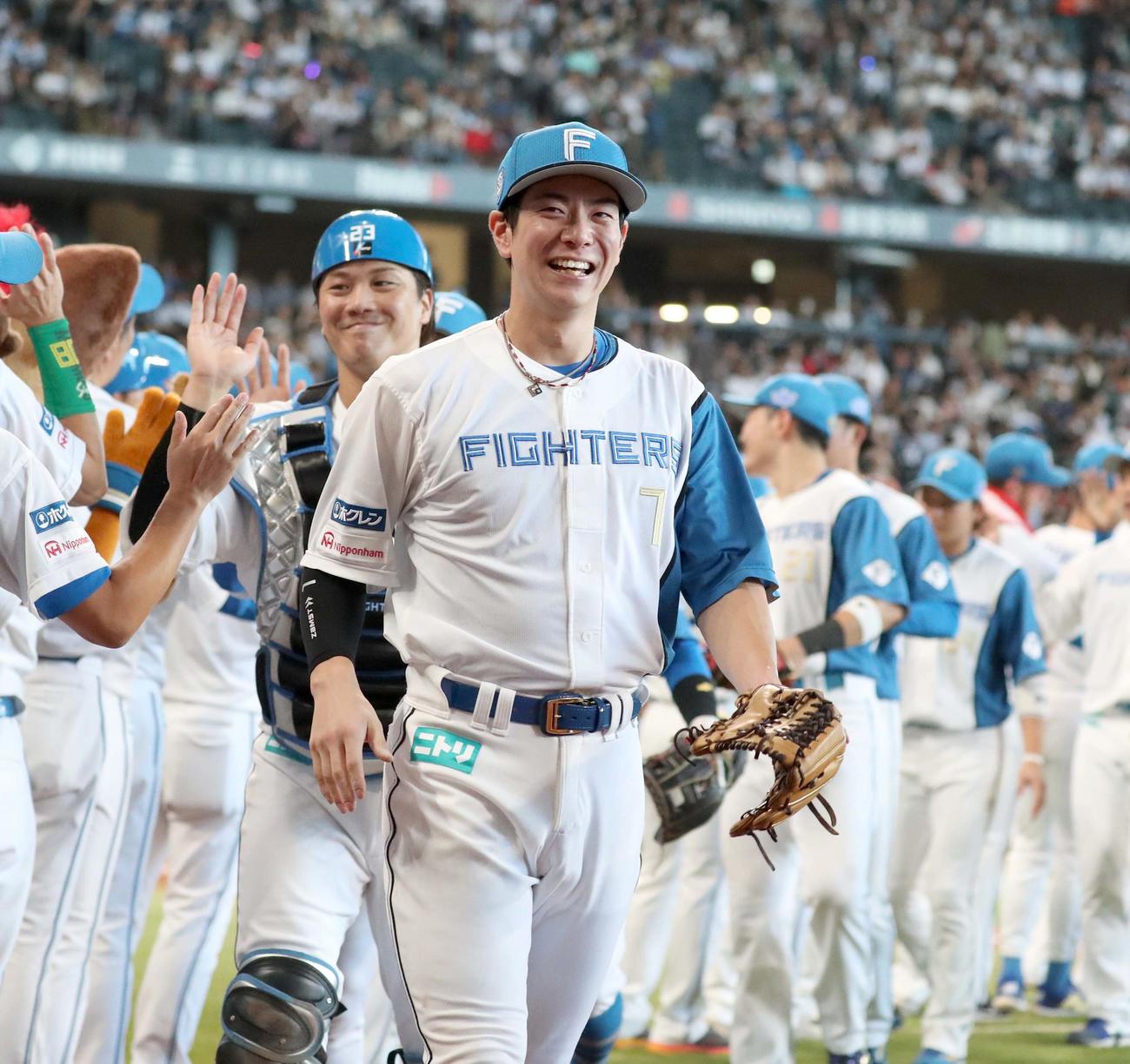 日本ハム対西武　試合後、笑顔でハイタッチする松本剛（撮影・黒川智章）