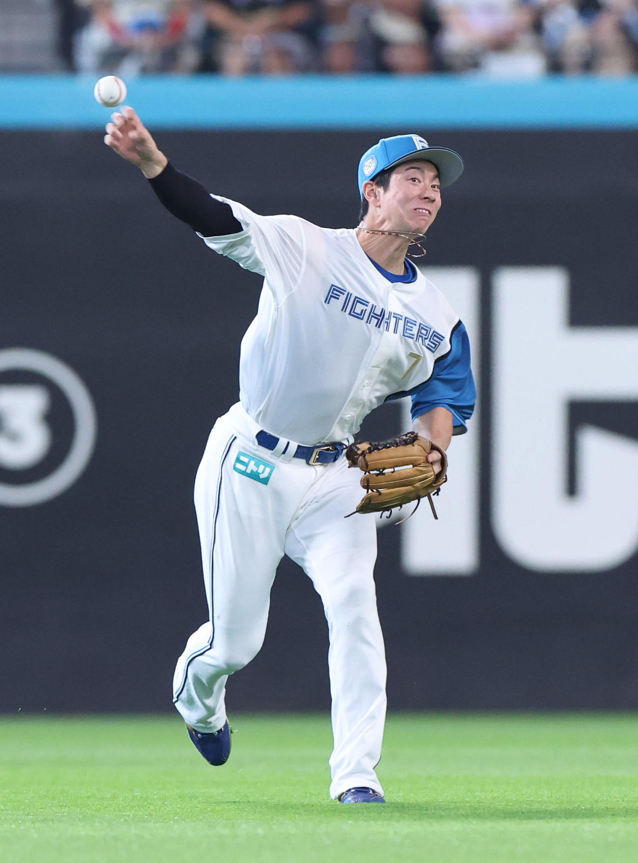 日本ハム対西武　3回表西武1死一、三塁、三塁に悪送球をする松本剛（撮影・佐藤翔太）